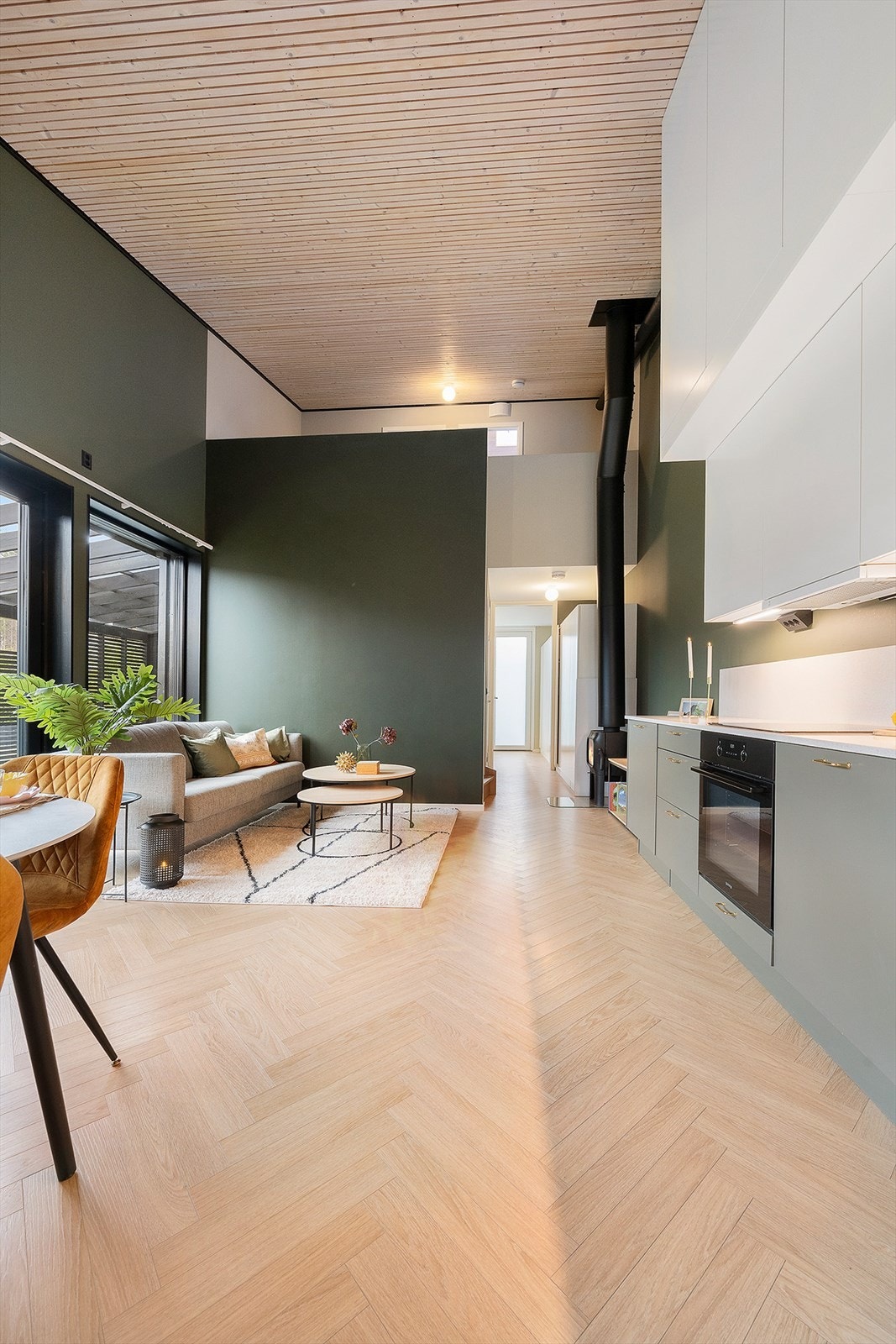 I stuen/kjøkkenet er det god takhøyde. Galleribilde