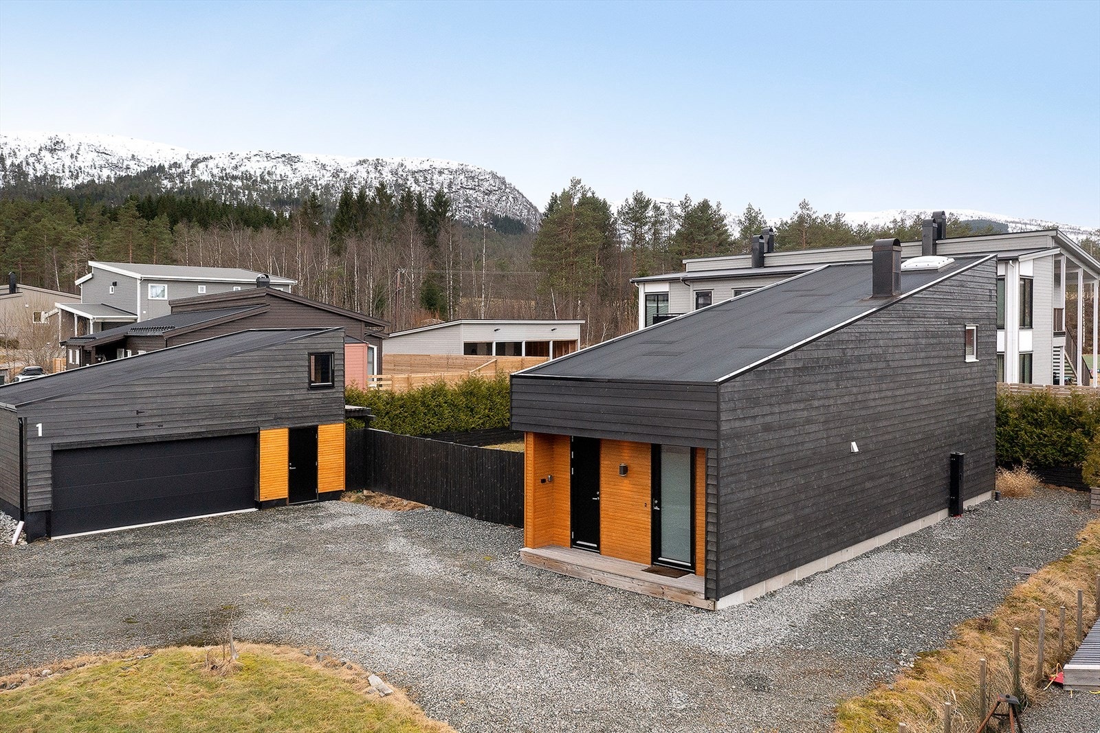 Gode parkeringsmuligheter både i garasje og på gruslagt tun. Galleribilde