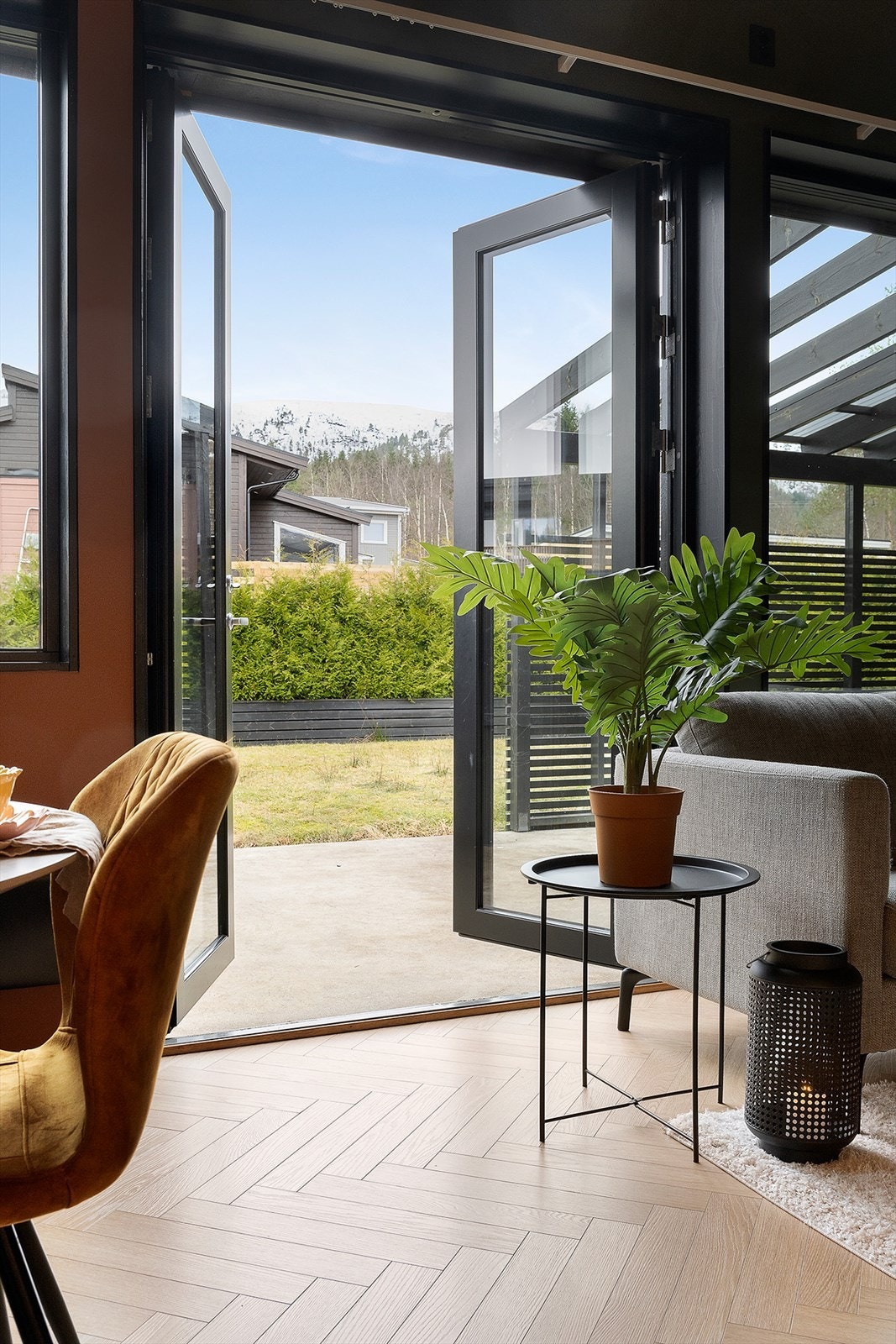 Fra stuen/kjøkkenet er det utgang til terrasseplatning av betong. Galleribilde