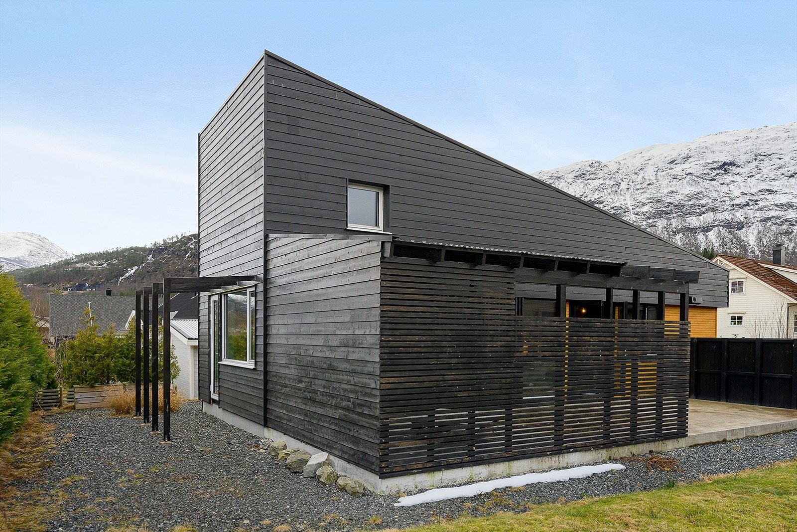 Hageområde med tilkomst fra både hovedsoverom og stue/kjøkken. Galleribilde