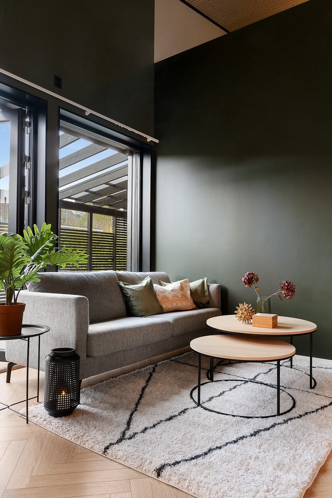 I stuen er det god plass til sittegruppe. Galleribilde