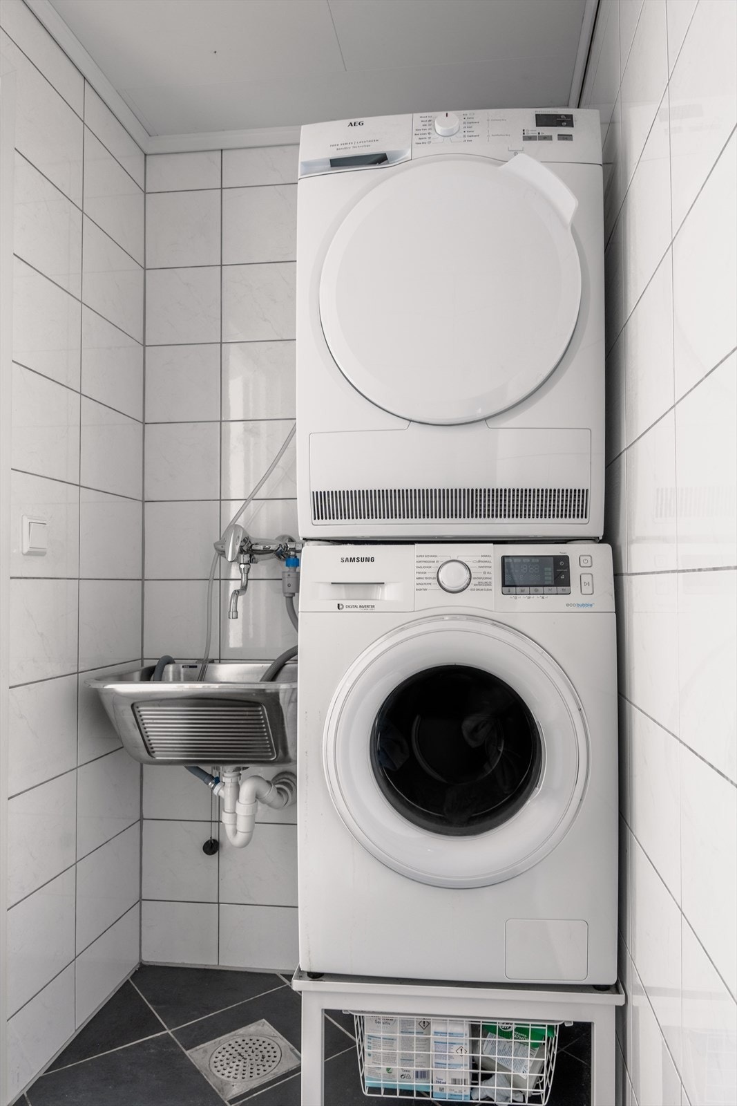 Vaskerom med inngang fra baderommet Galleribilde