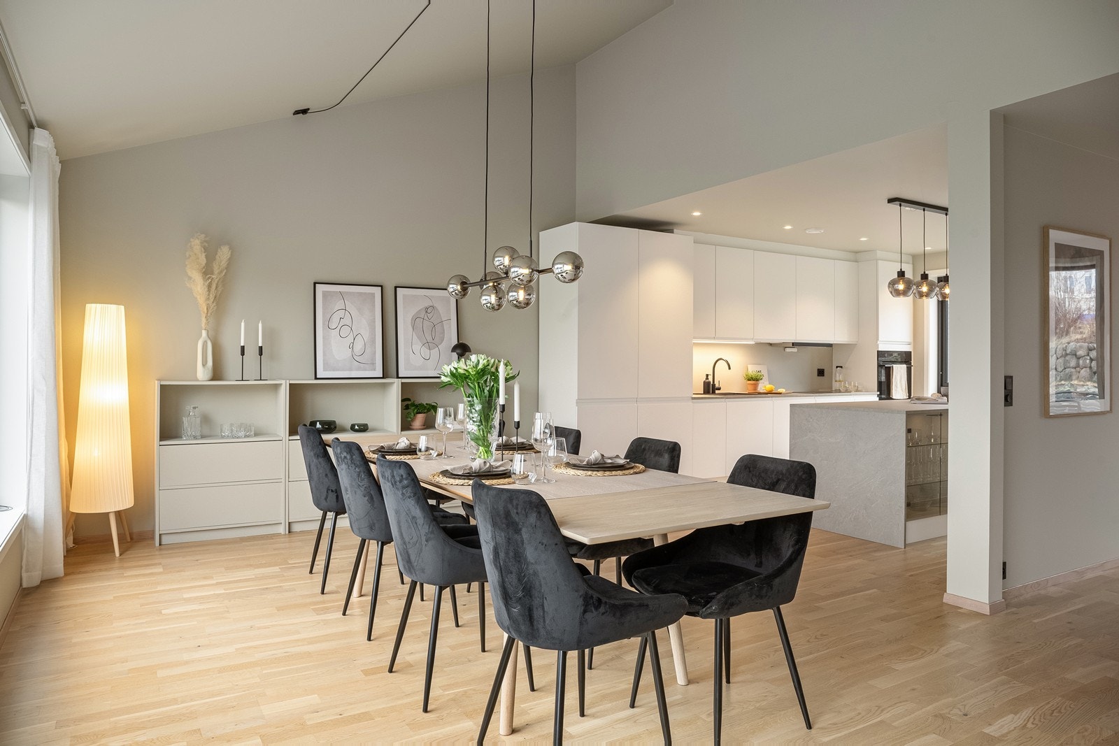 Kjøkkenet ligger delvis skjermet. Galleribilde