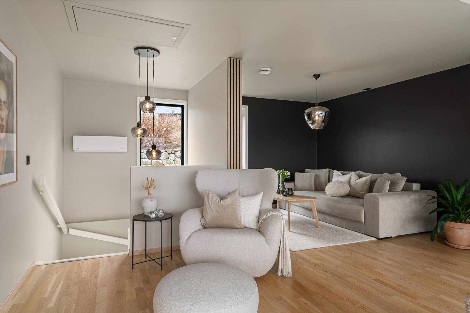 Stuen byr på flere møbleringsmuligheter, slik at du enkelt kan tilpasse rommet etter egne behov og ønsker. Galleribilde