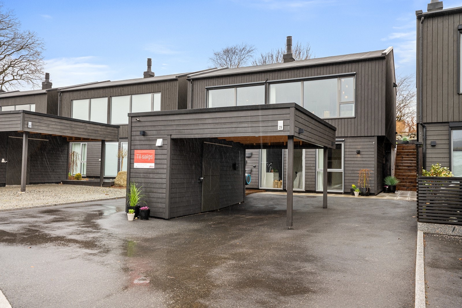 Parkering på egen tomt og i carport. Galleribilde