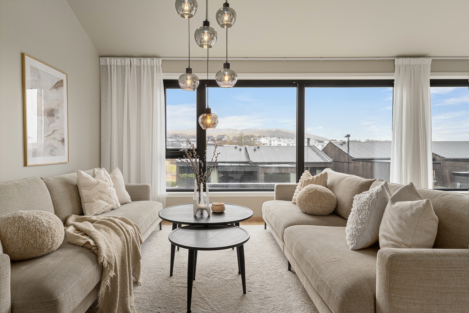 Store vindusflater som slipper inn rikelig med naturlig lys og skaper en lys og innbydende atmosfære. Galleribilde