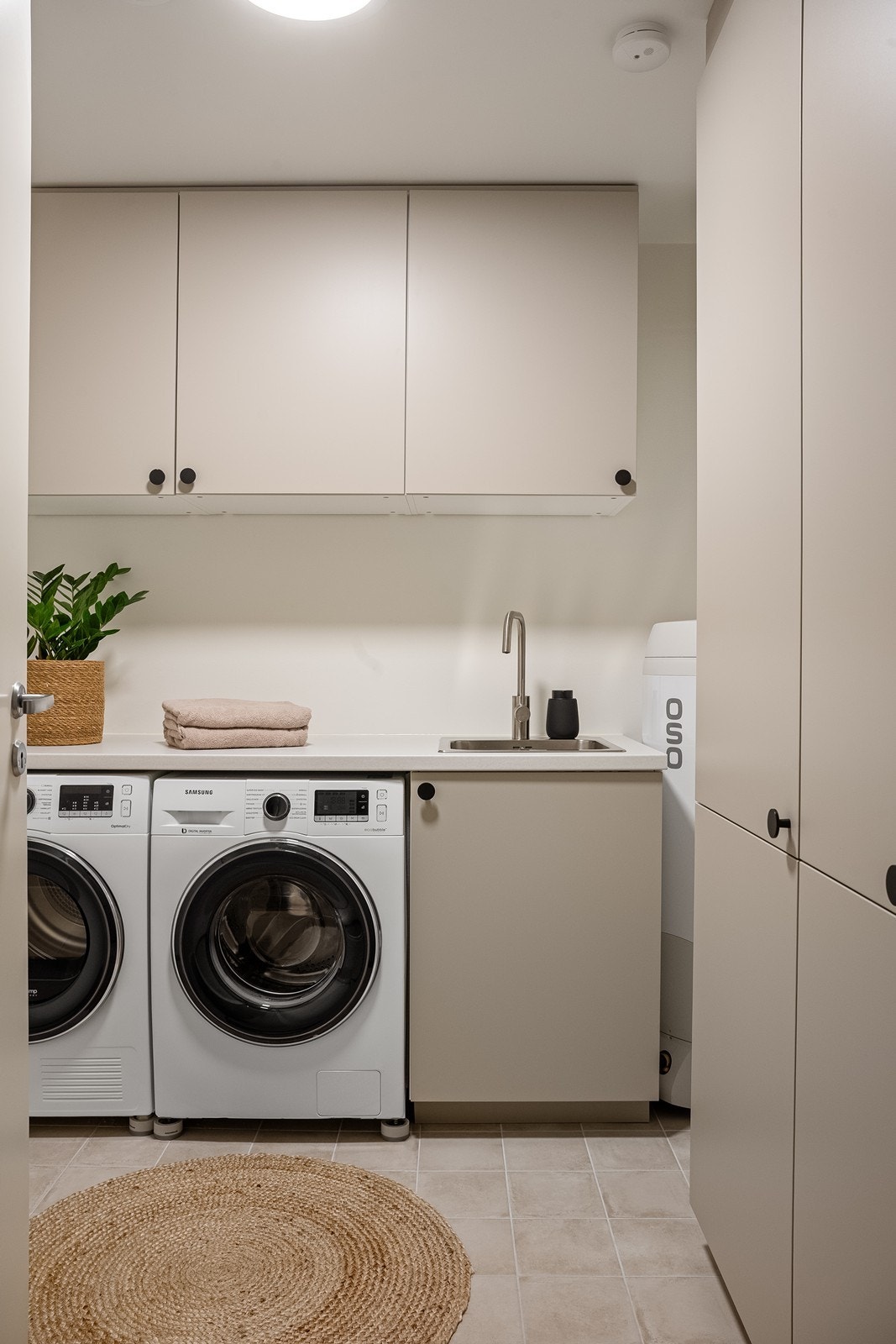 Boligen har også et eget, praktisk vaskerom, som gjør hverdagsvask og oppbevaring enkel og ryddig. Galleribilde