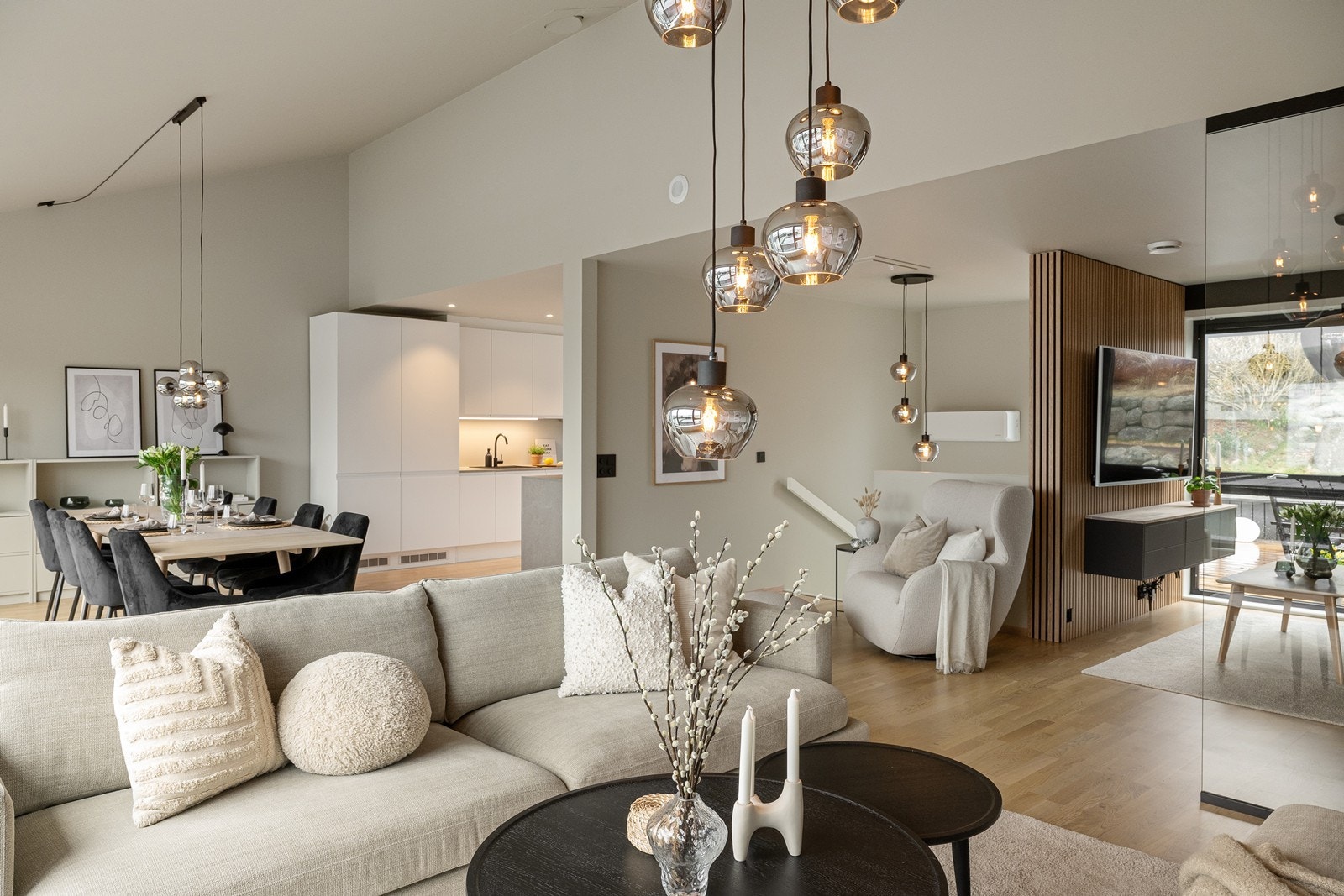 Lys, trivelig og elegant stue. Galleribilde