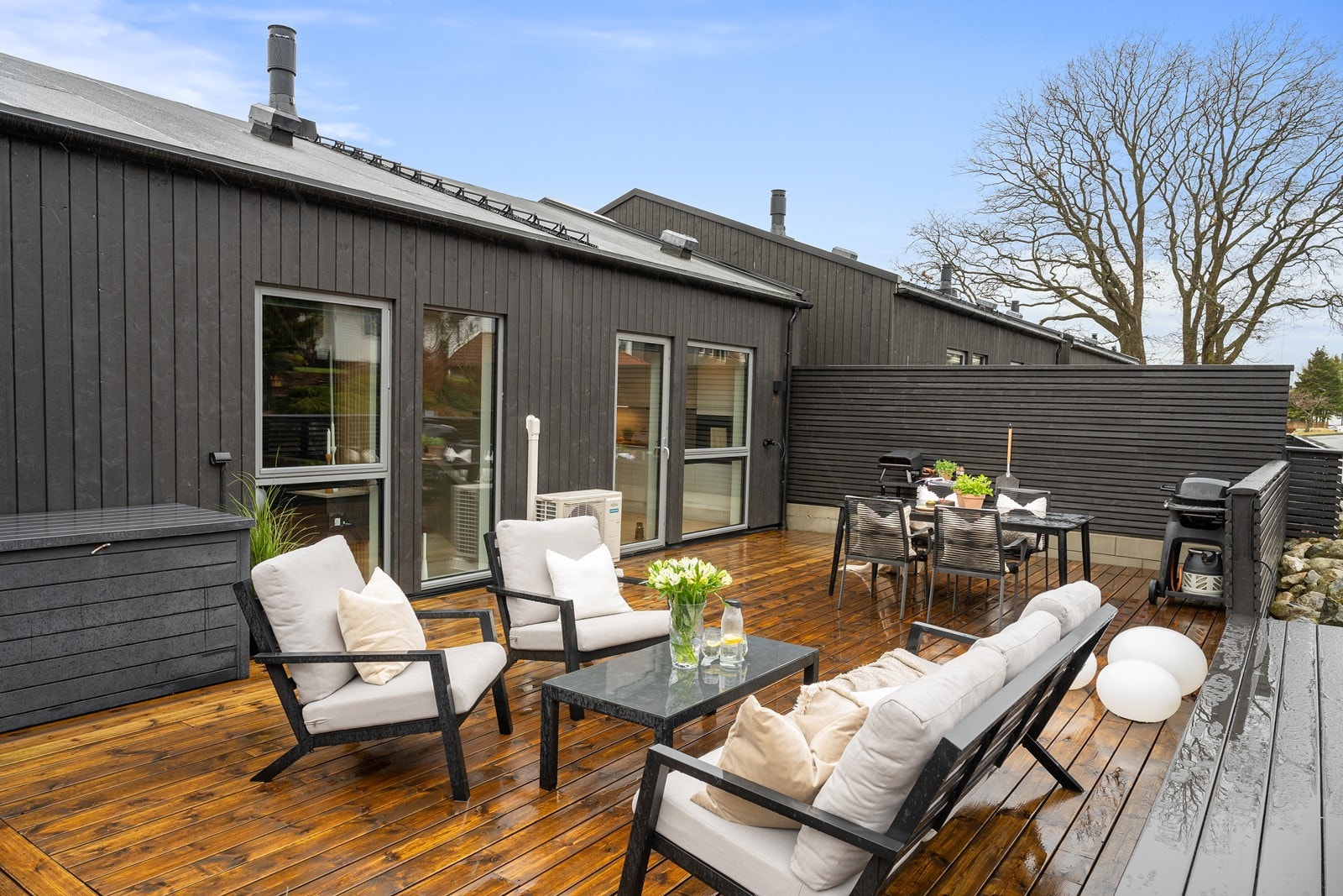 Fra kjøkkenet er det direkte utgang til en uteplass, perfekt for utemåltider og sosiale sammenkomster. Galleribilde