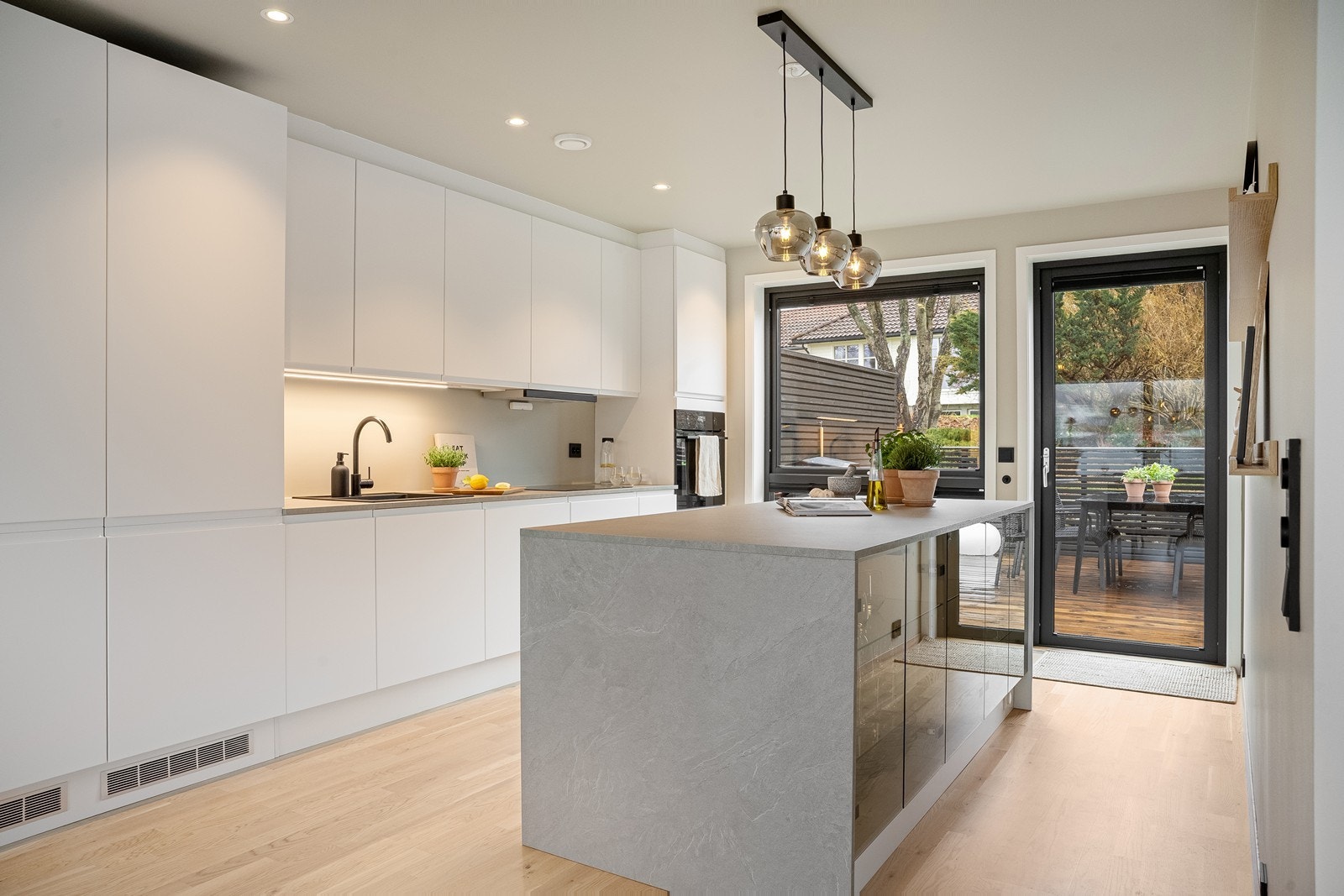 Her finner du integrert kjøleskap, fryseskap og oppvaskmaskin, i tillegg til induksjonstopp, stekeovn, vinskap, vannstoppsystem og komfyrvakt - alt lagt til rette for en funksjonell og trygg matlagingsopplevelse. Galleribilde