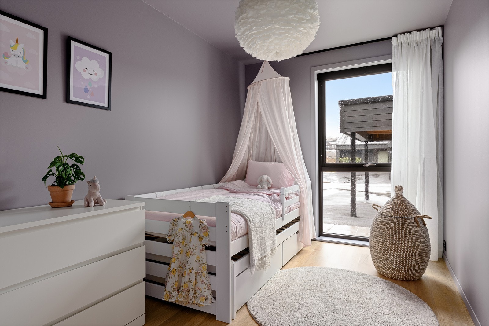 Soverom 3 er også i 1. tasjen, lyst og praktisk, og egner seg godt som barnerom, gjesterom eller kontor. Galleribilde