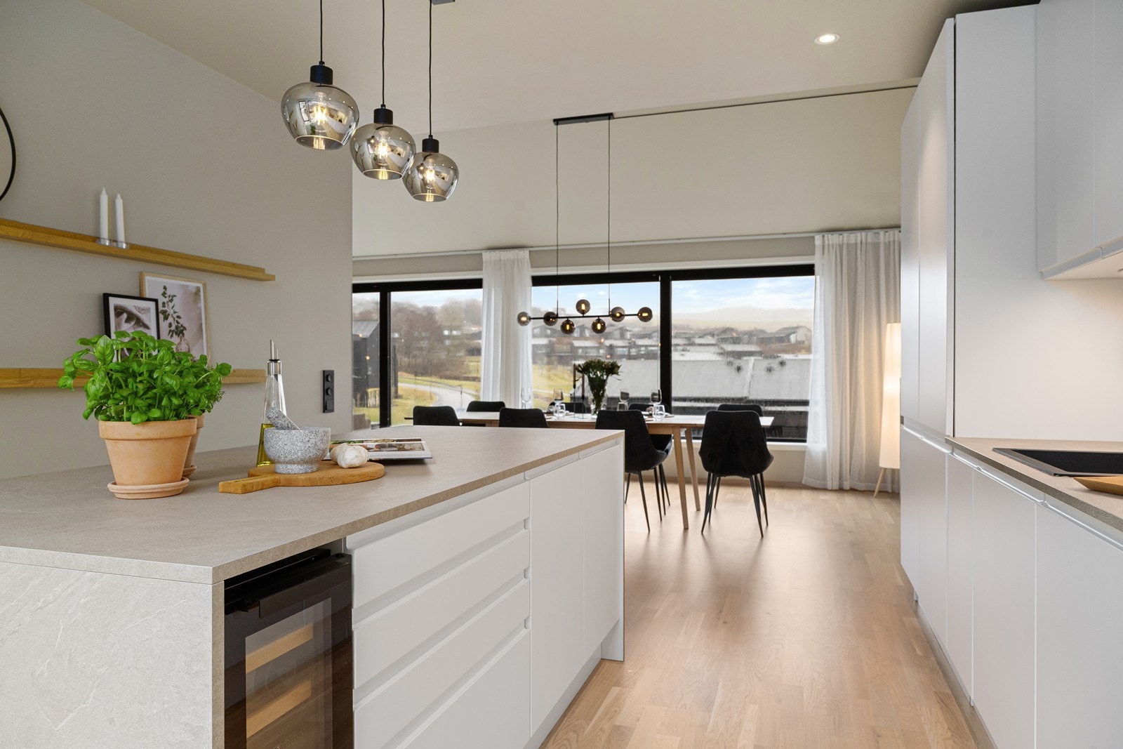 Kjøkkeninnredningen har glatte fronter, og benkeplaten er av laminat fra Aubo. Galleribilde