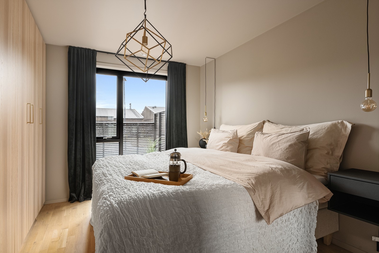 Hovedsoverommet ligger i 1. etasje og er lyst og trivelig, med plass til garderobeskap. Galleribilde