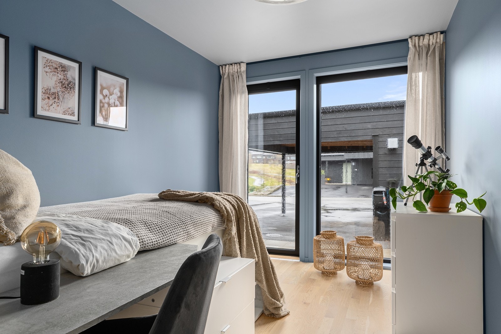 Soverom 2 har utgang til uteområdet, noe som gir enkel tilgang til frisk luft. Rommet kan brukes som gjesterom, barnerom eller kontor. Galleribilde