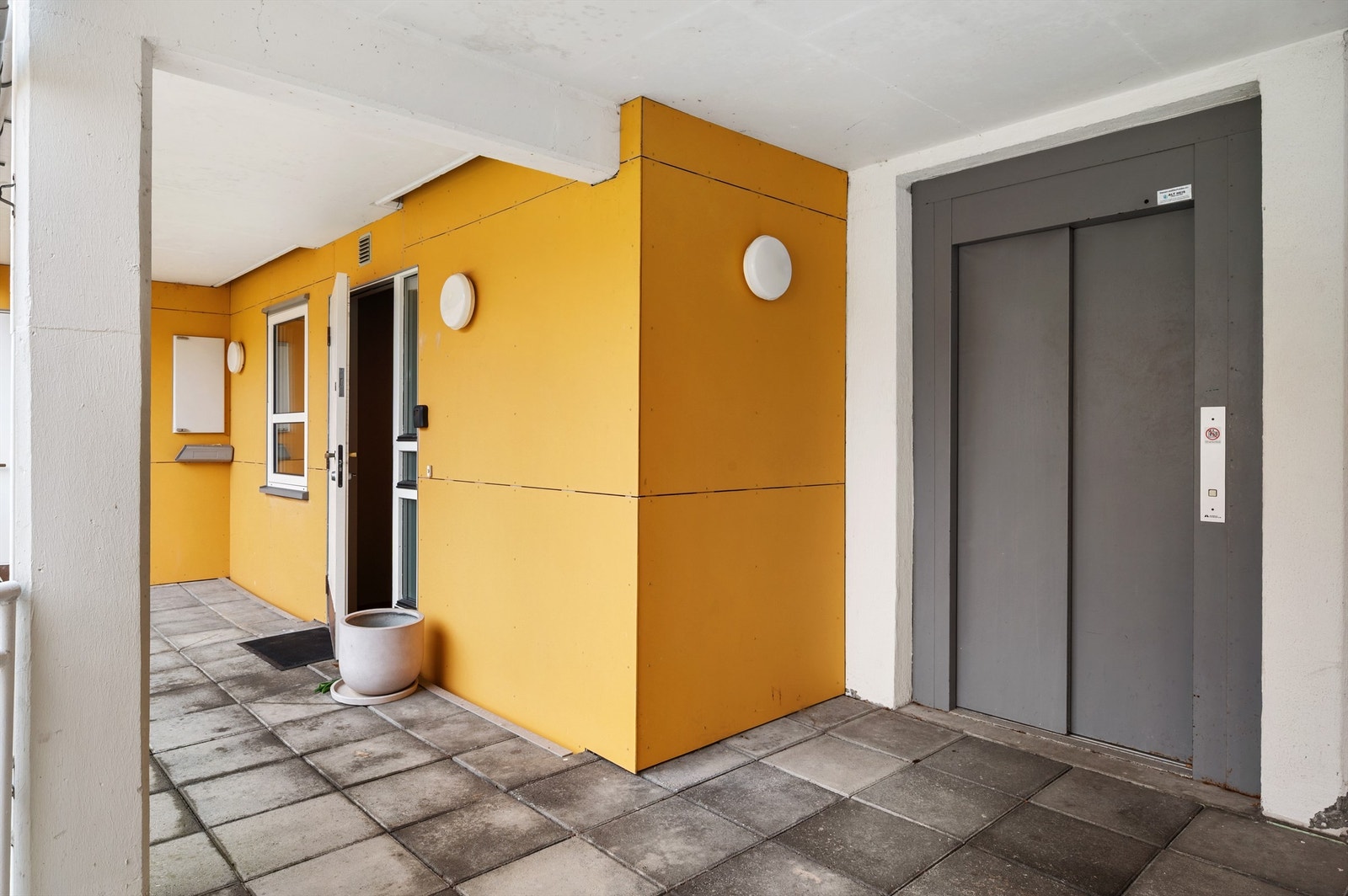 Ved inngangsdøren finner du både trapper og heis for enkel adkomst. Galleribilde