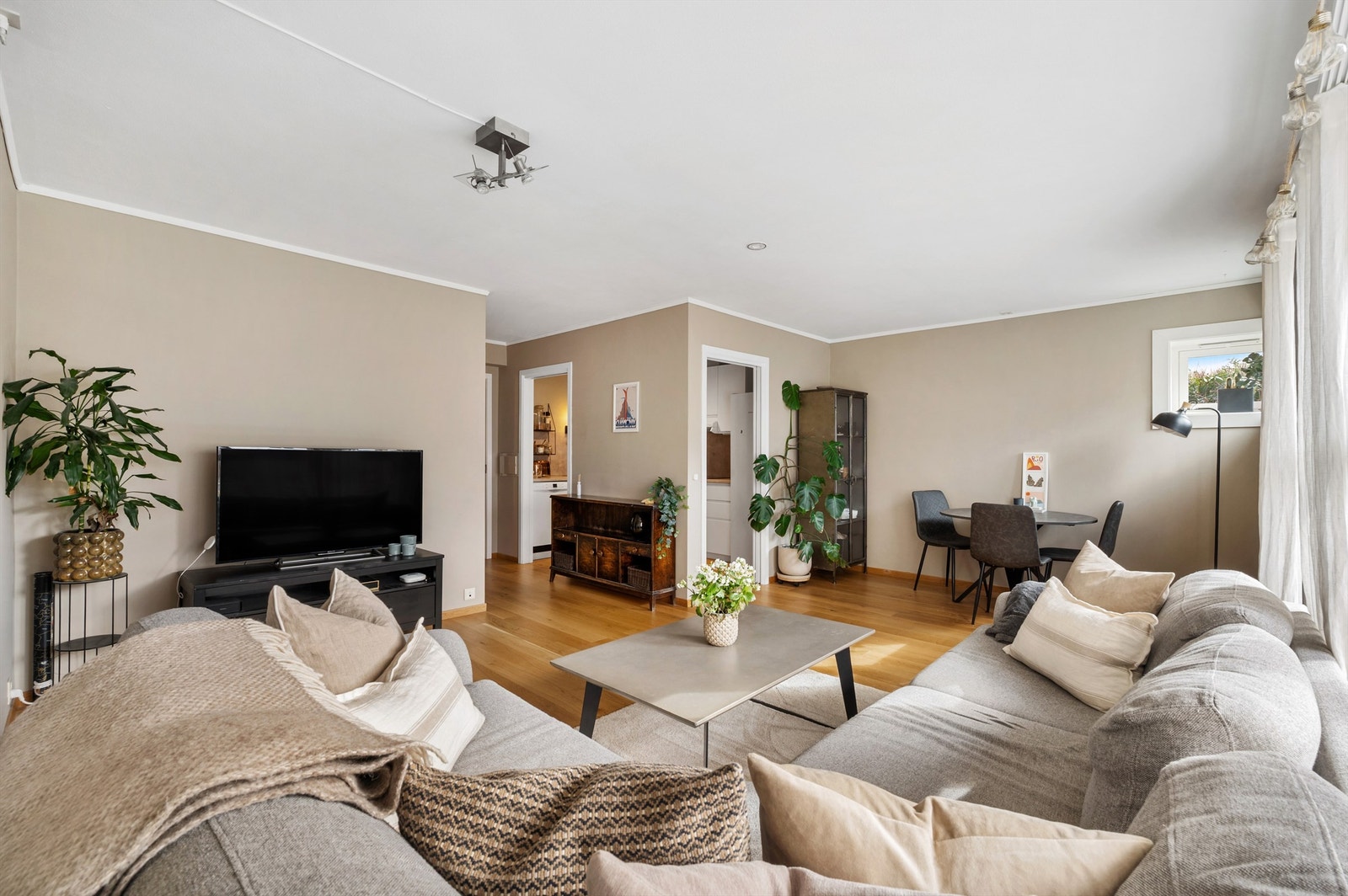 Stuen har en praktisk utforming med plass til flere sittegrupper Galleribilde