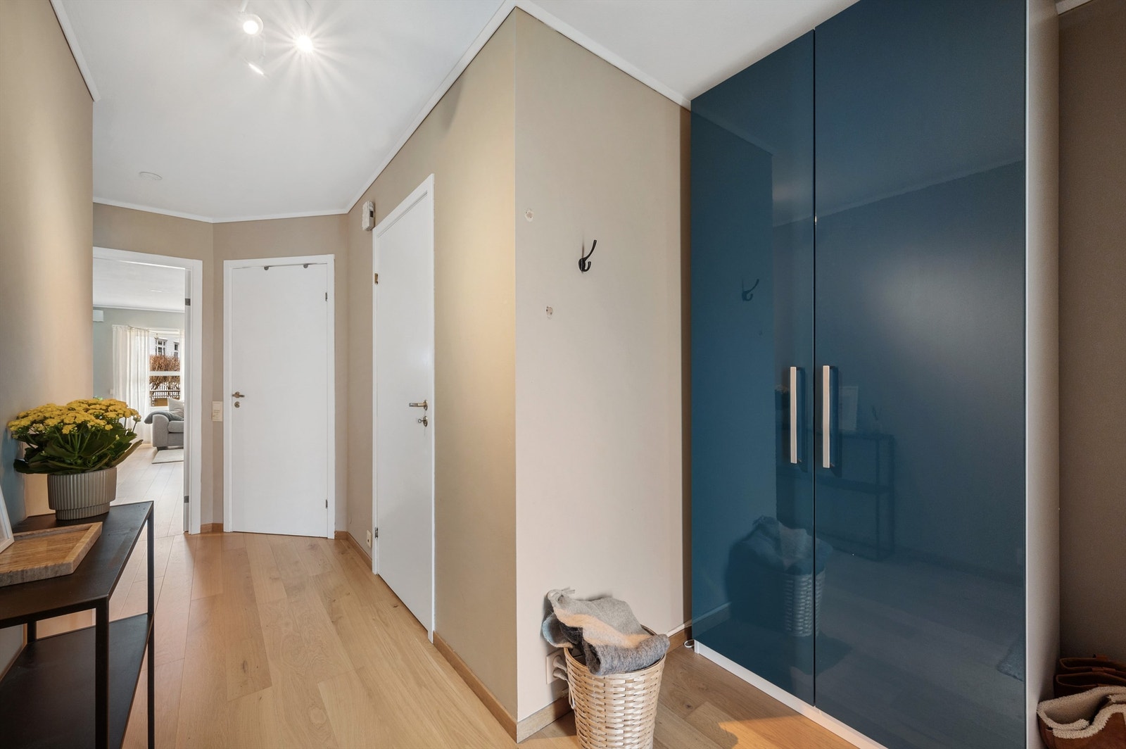 Velkommen inn! Her møter du en lys og romslig entré/gang med god plass til garderobe. Fra gang er det også adkomst til en praktisk innvendig bod (ikke avbildet) Galleribilde