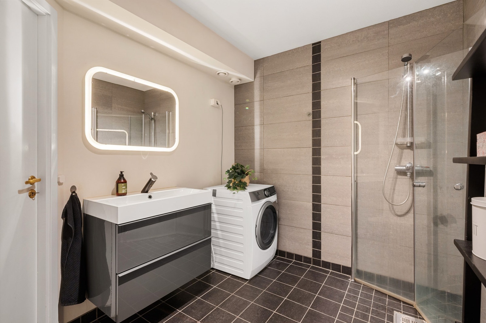 Leiligheten har et lekkert bad med god plass til vaskemaskin/tørketrommel Galleribilde
