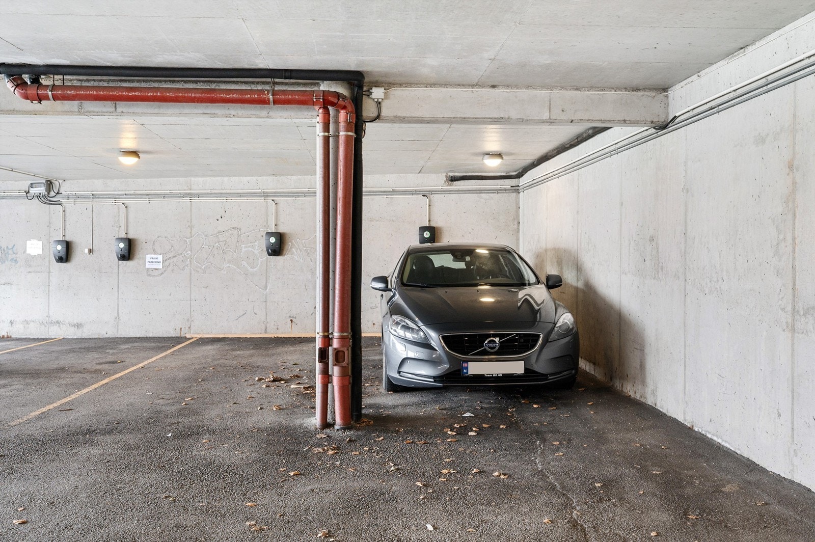 Leiligheten har fast parkeringsplass med lader til el-bil (innerste plass) Galleribilde