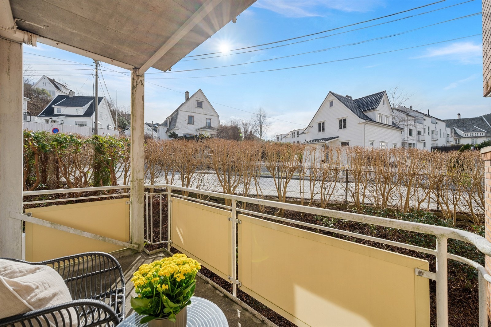 Fra stuen er det utgang til en sørvestvendt balkong på 5 kvm med gode solforhold Galleribilde