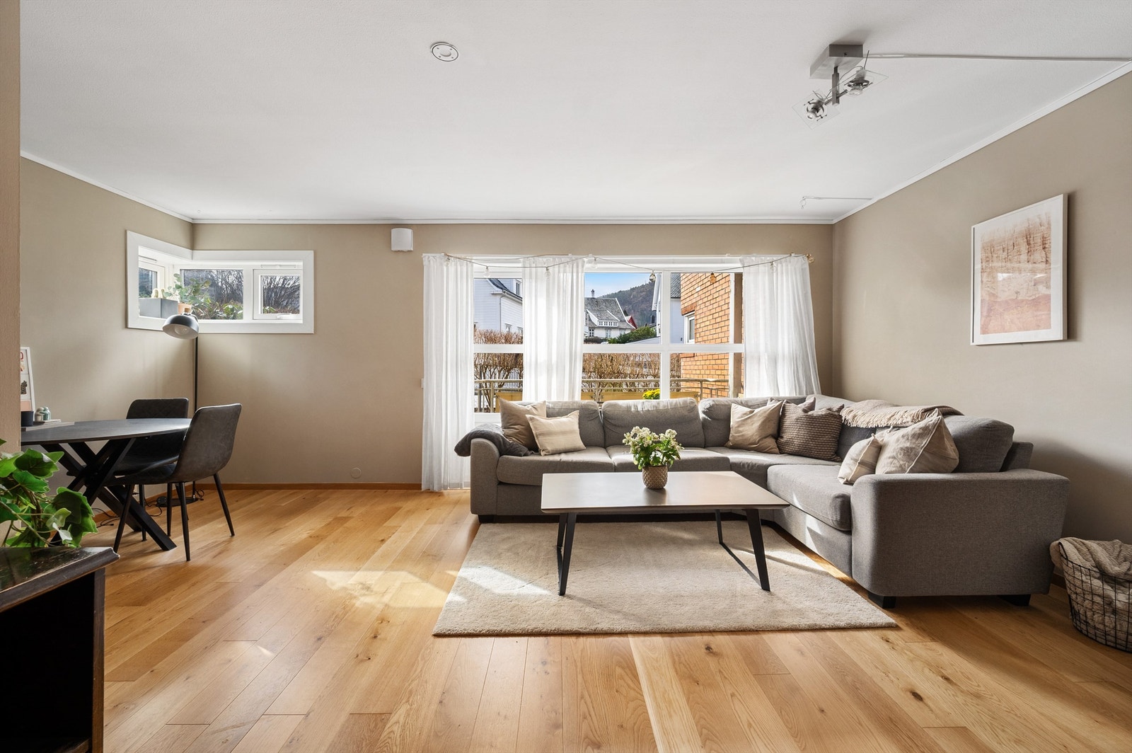 Lys og luftig stue med parkett på gulv og slette vegger i behagelige fargetoner Galleribilde