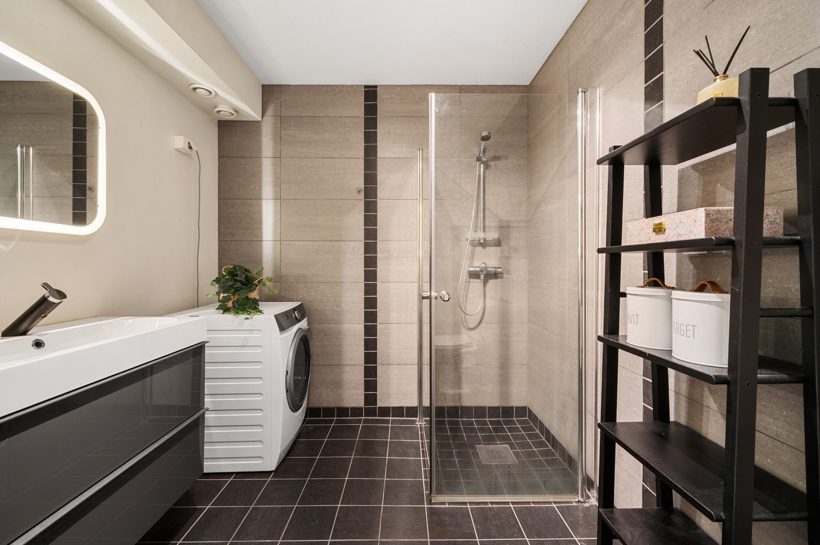 Badet ble pusset opp med nye fliser og ny baderomsinnredning i 2013. Varmekabler i gulv. Galleribilde