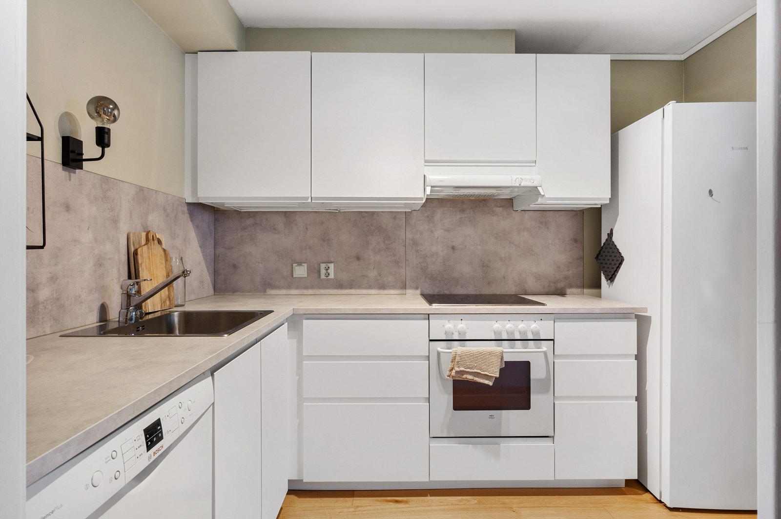 Kjøkkenet har godt med skap og benkeplass samt kjøleskap, oppvaskmaskin og integrert stekevovn som medfølger. Galleribilde