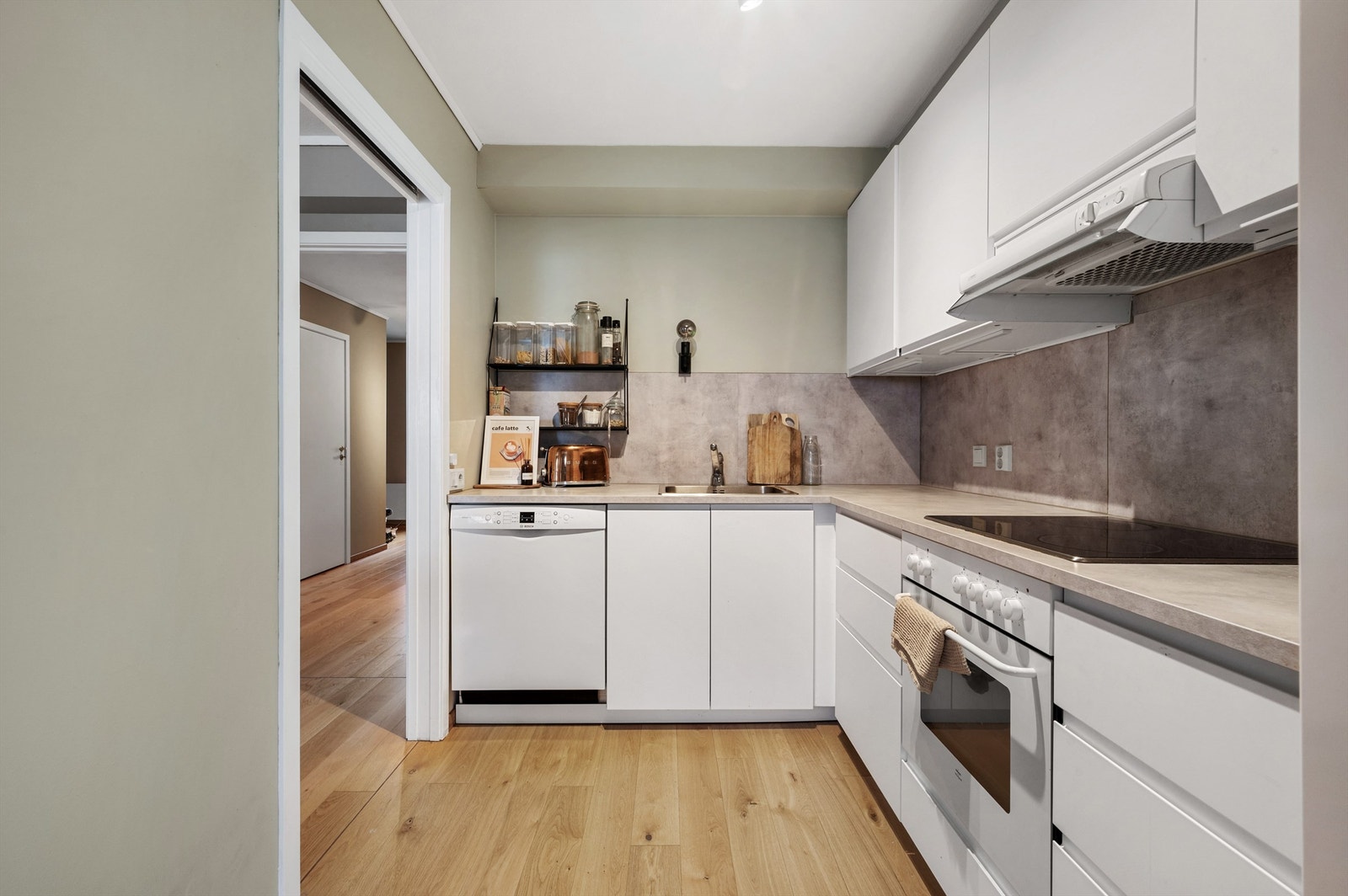 Leiligheten har et nyere IKEA kjøkken som ble pusset opp i 2022 Galleribilde