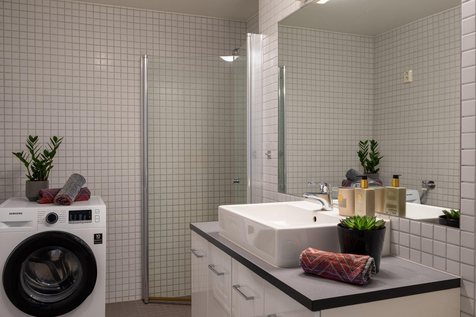 Stort bad med flislagte vegger og gulv Galleribilde