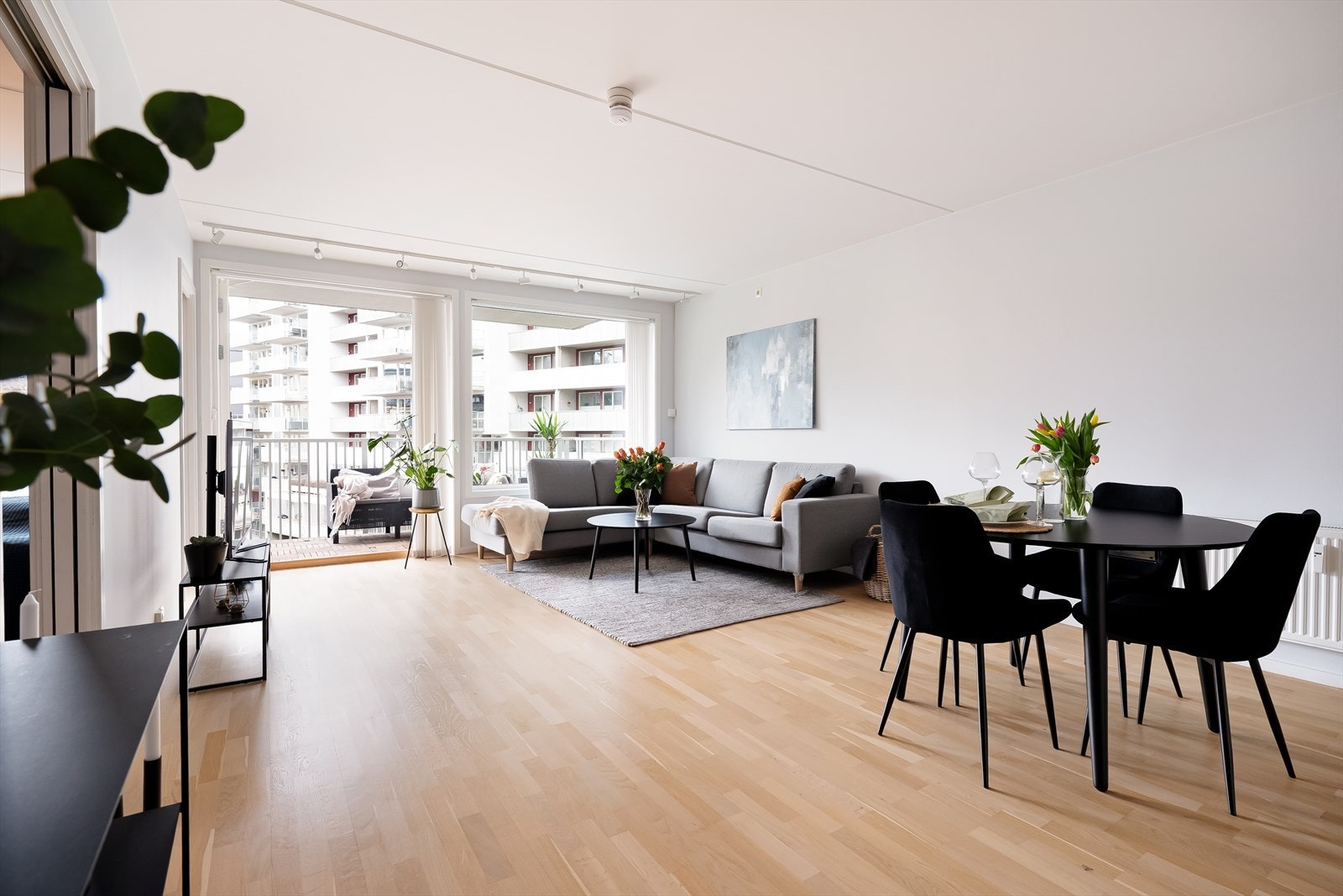 Boligen disponerer 3 soverom og hele 2 balkonger Galleribilde