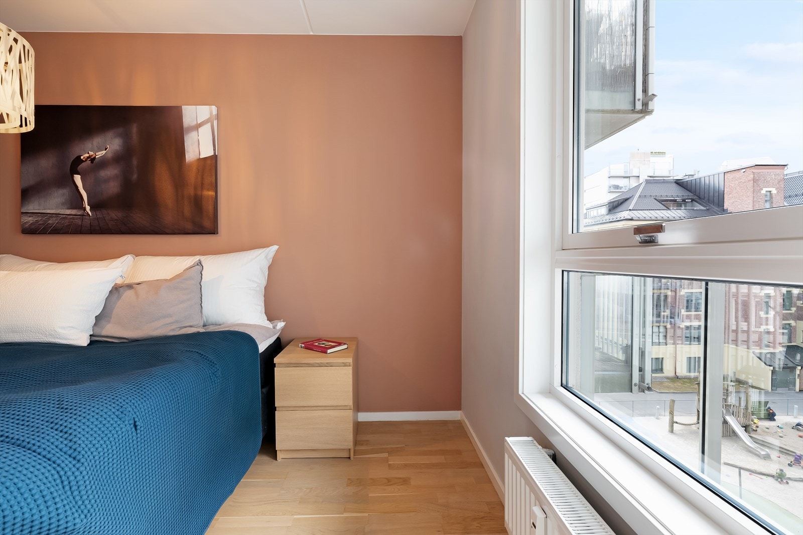 De store vindusflatene gir rikelig med naturlig lys Galleribilde