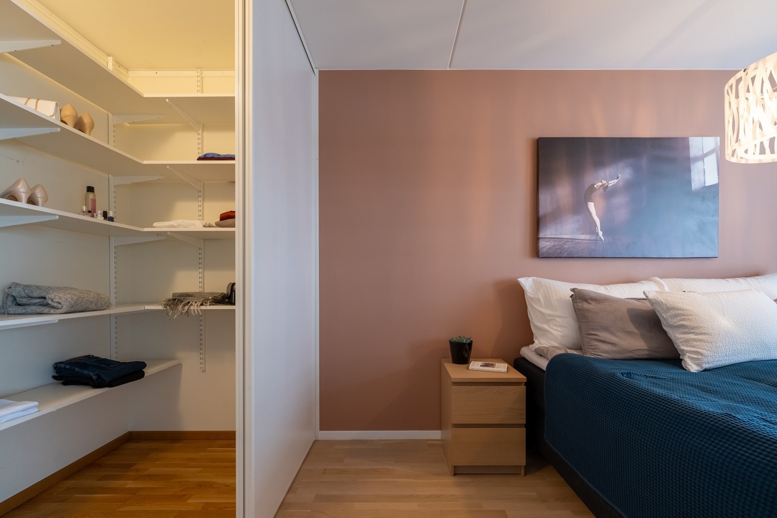 Her er det en stor walk-in bak noen skyvedørsgarderobedører Galleribilde