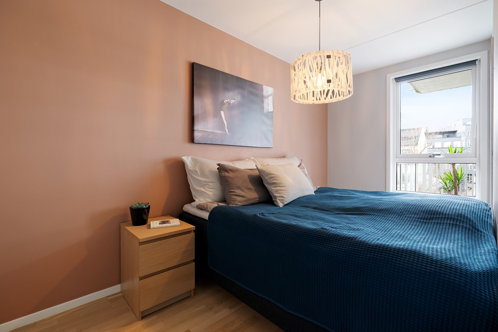 Du får god plass til en stor dobbeltseng Galleribilde