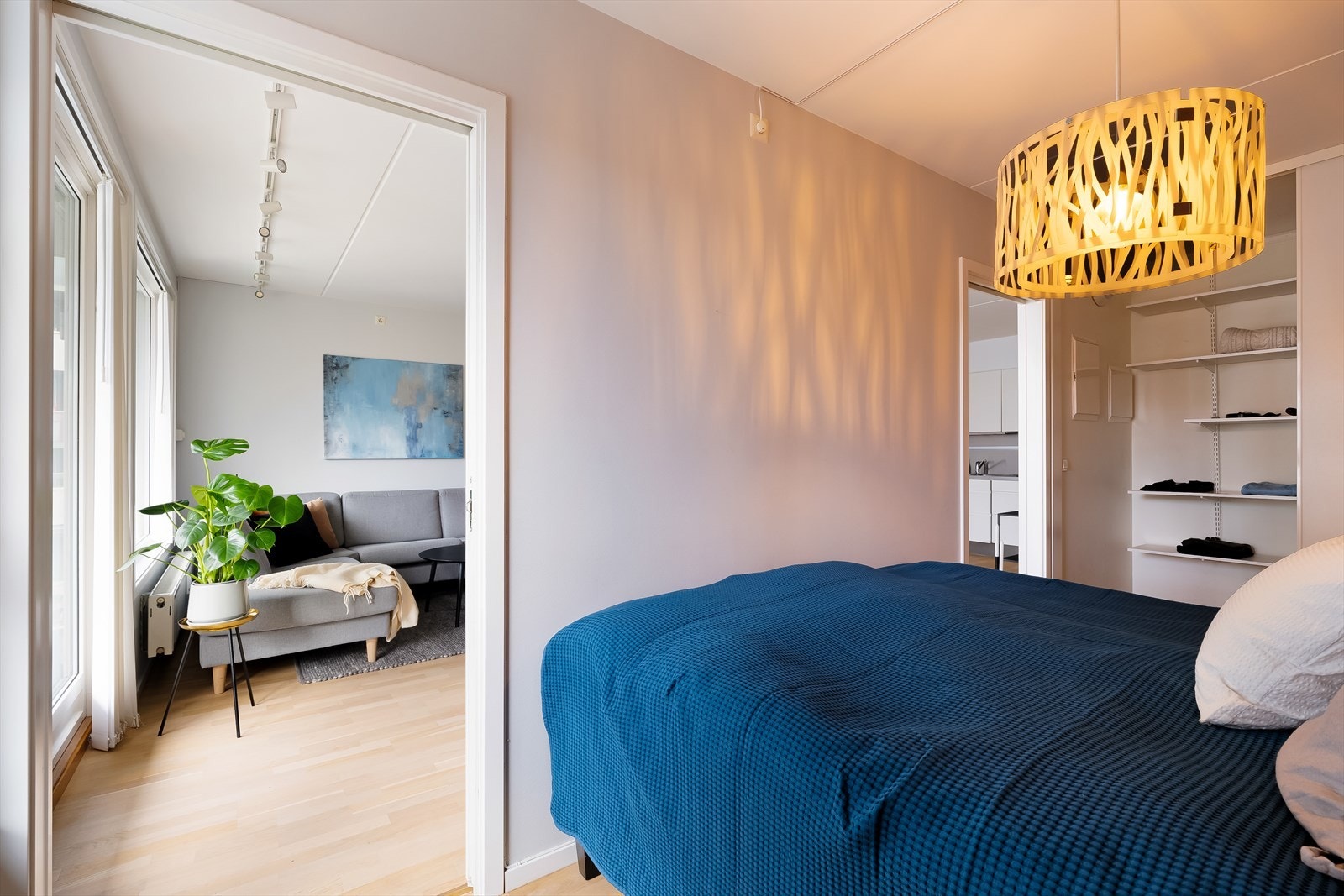 Du har to dører inn/ut av soverommet, perfekt for hver sin side av sengen Galleribilde