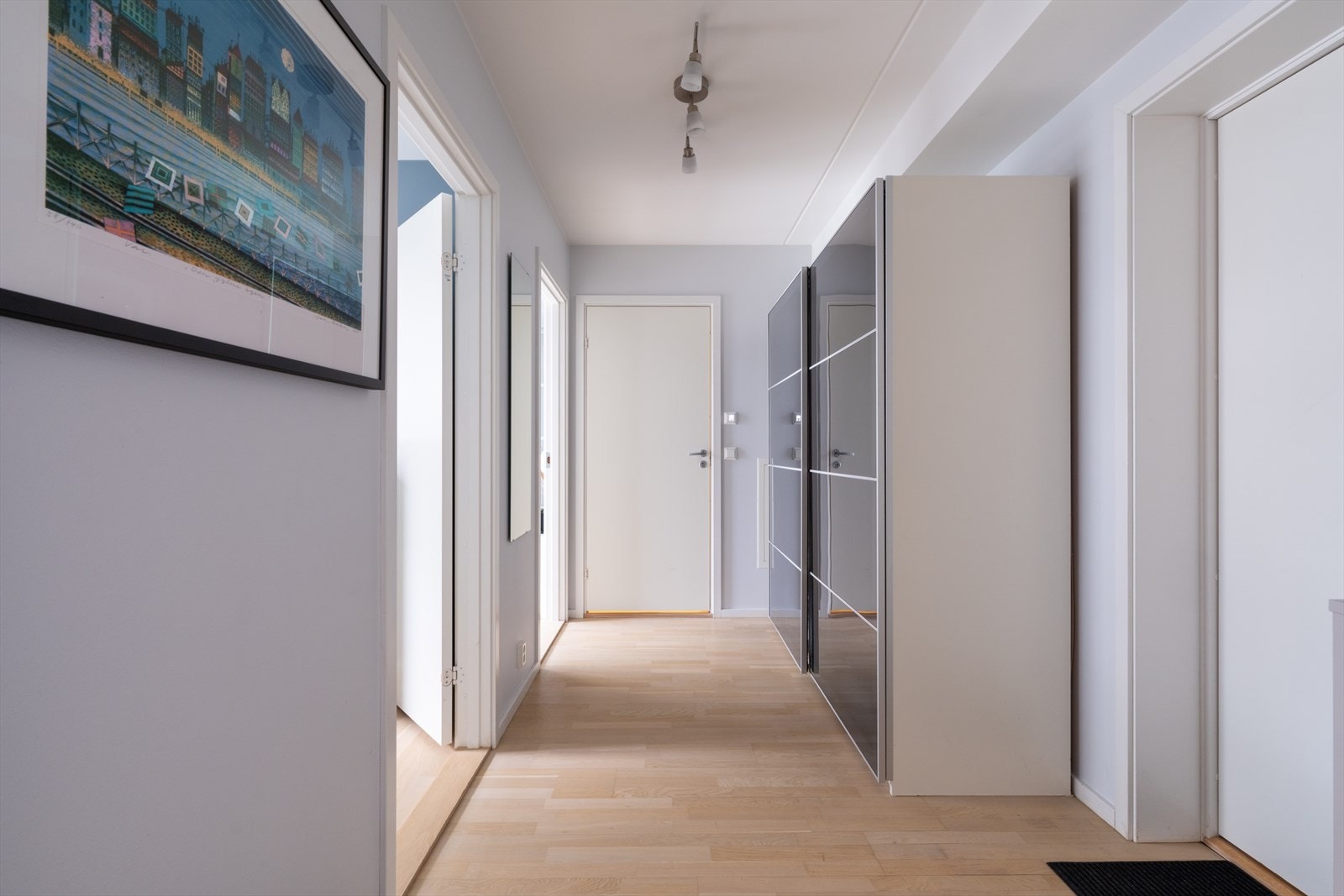 En lys og åpen entré med god plass til stort skap og oppbevaring Galleribilde