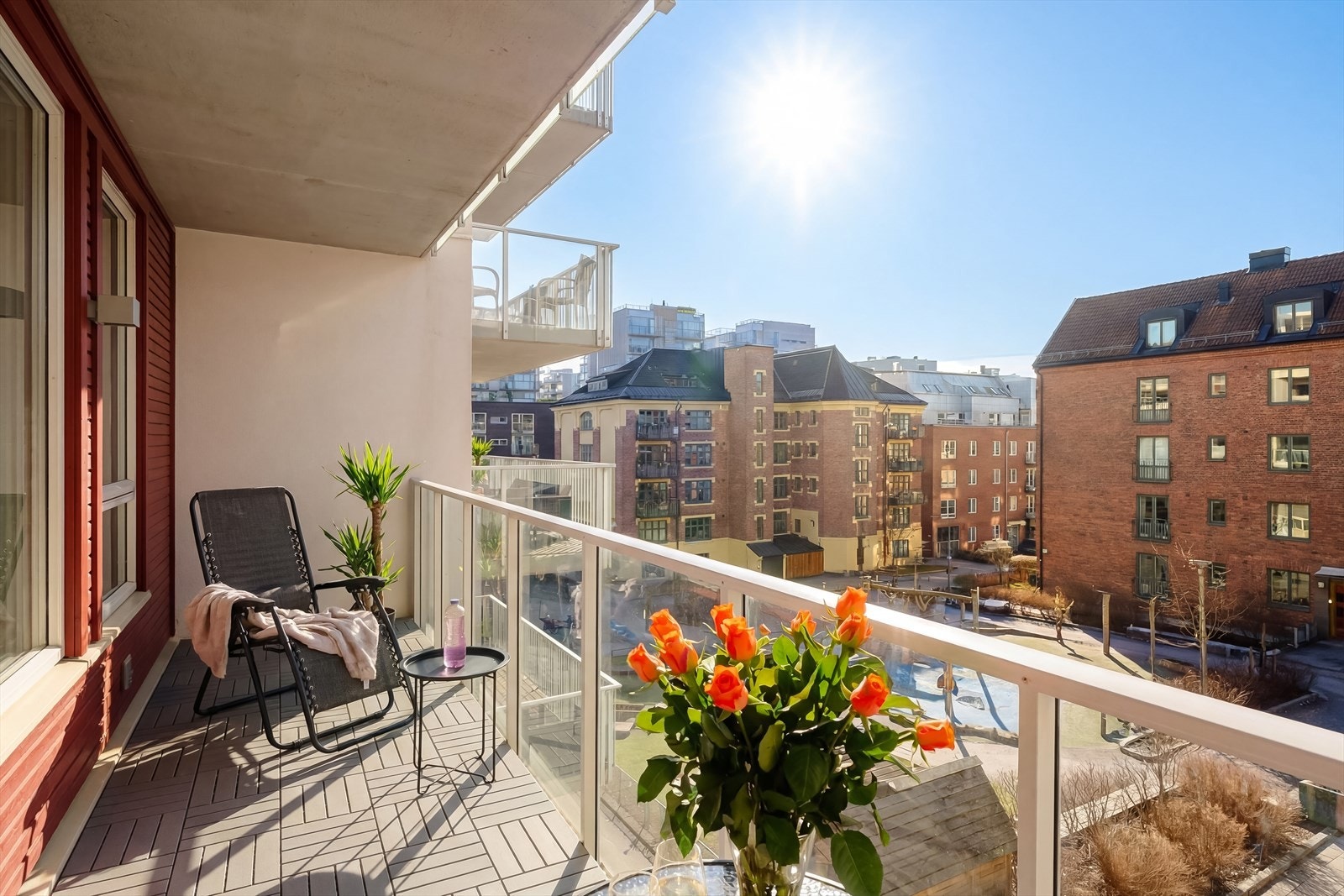 Balkongene er utført med betongdekke, med løst utvendig terrassegulv på dekke Galleribilde