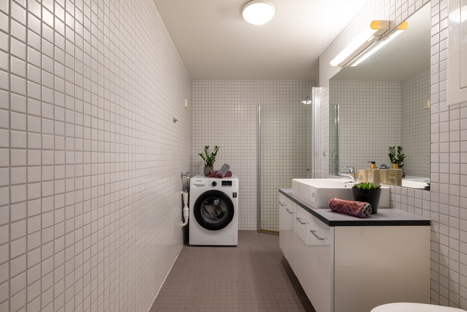 På badet har du gulvvarme og mekanisk ventilasjon Galleribilde