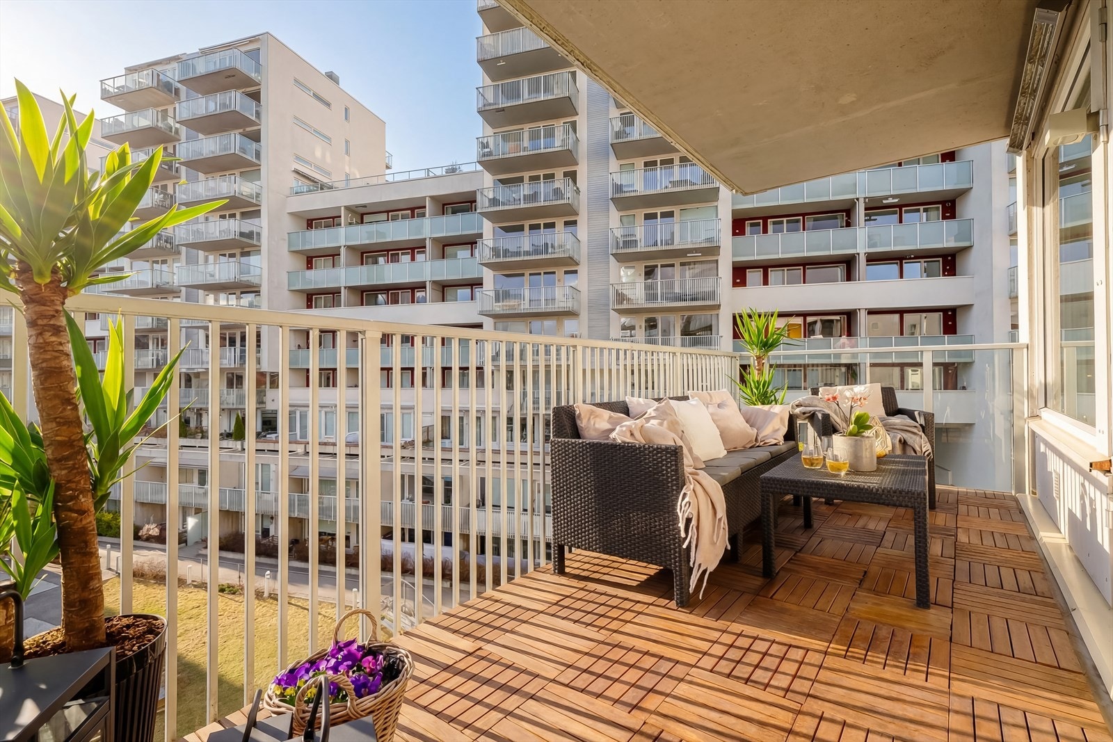 En av to romslige og solrike balkonger. Denne er direkte vestvendt med ettermiddagssol Galleribilde