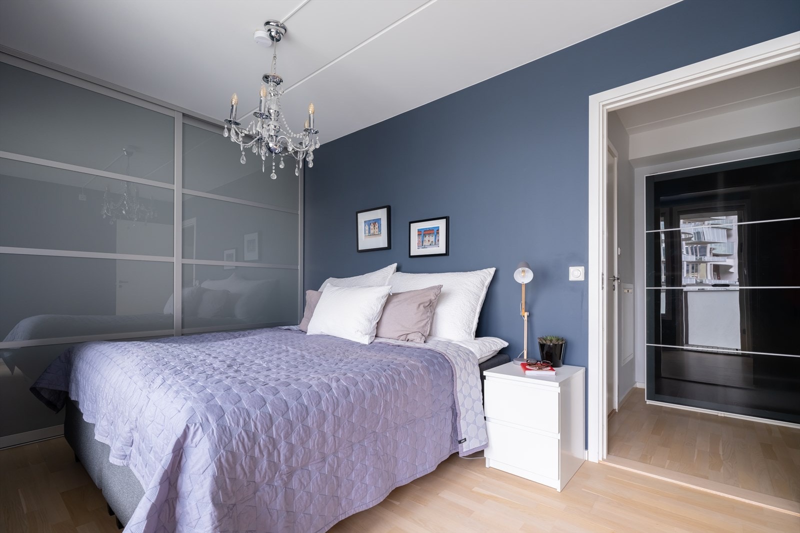 Soverom 2 har stor og flott skyvedørsgarderobe Galleribilde