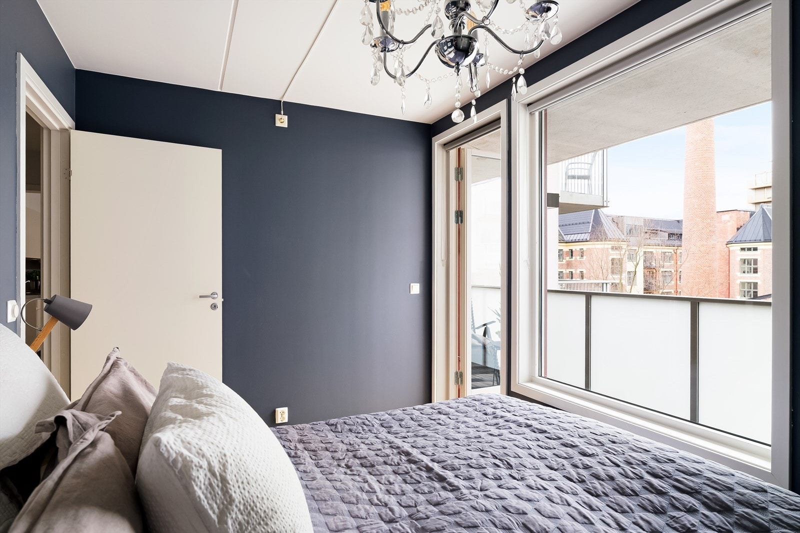 Det er solskjerming på både balkongdør og vindu Galleribilde