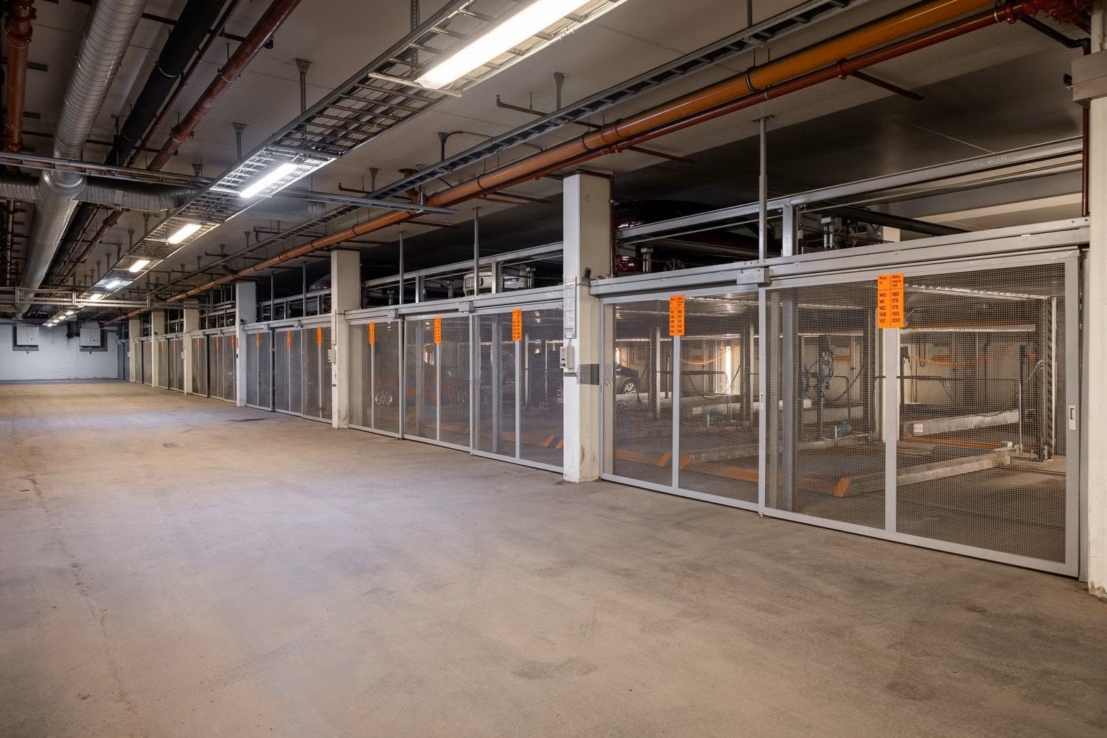 Selger eier i dag en garasjeplass som kan kjøpes med for kr 325 000. Denne er IKKE i garasjeheis. Galleribilde