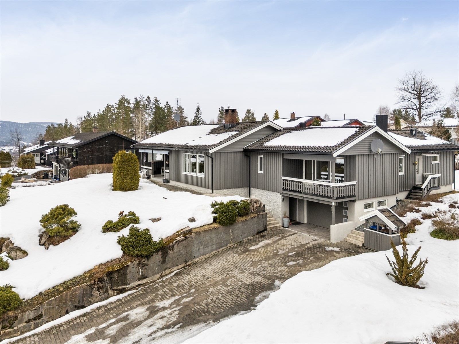 EiendomsMegler1 ved Patrick Gulmælæ presenterer Fjellvegen 21! Foto: Inbovi Galleribilde