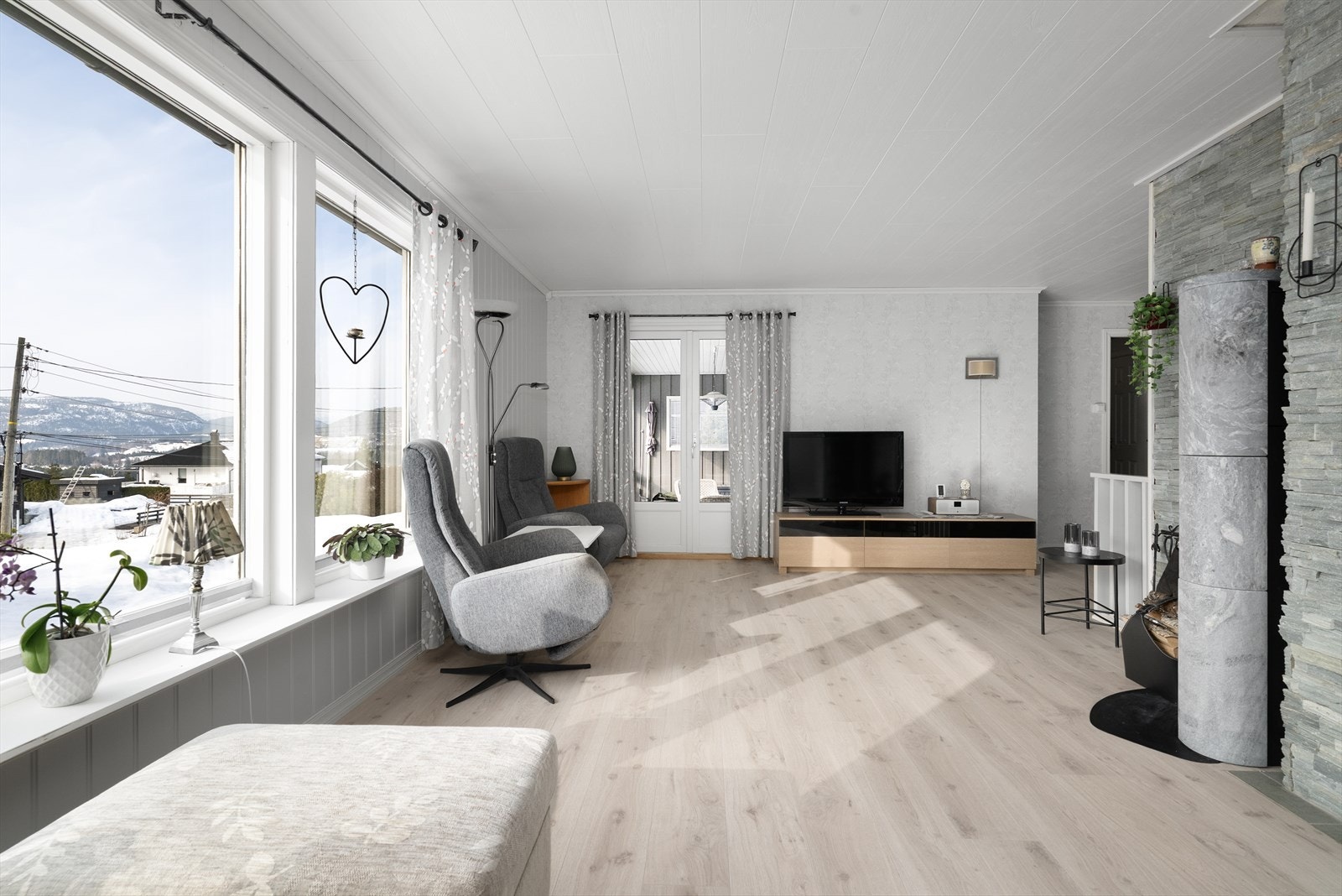 Boligens hoveddel har en flott vinkelstue med oppgraderte overflater og store vindusflater som gjør at den flotte utsikten også kan nytes inne fra boligen. Galleribilde