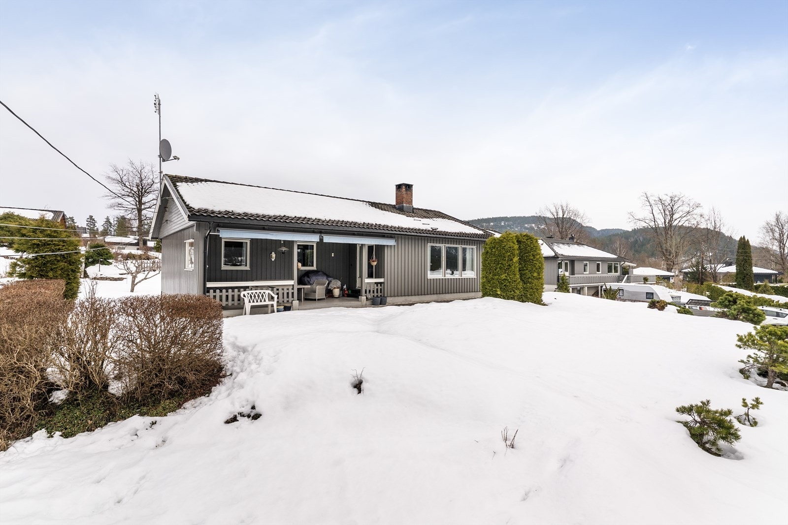 Boligen ligger sentralt og idyllisk til i Vassås, ca. 2 km fra Lunde sentrum med dagligvareforretning, butikker og kollektivtilbud.
Kort vei både til barnehage, Lunde 10-årige skole og idrettsanlegg, samt til Nome videregående skole avd. Lunde. Galleribilde