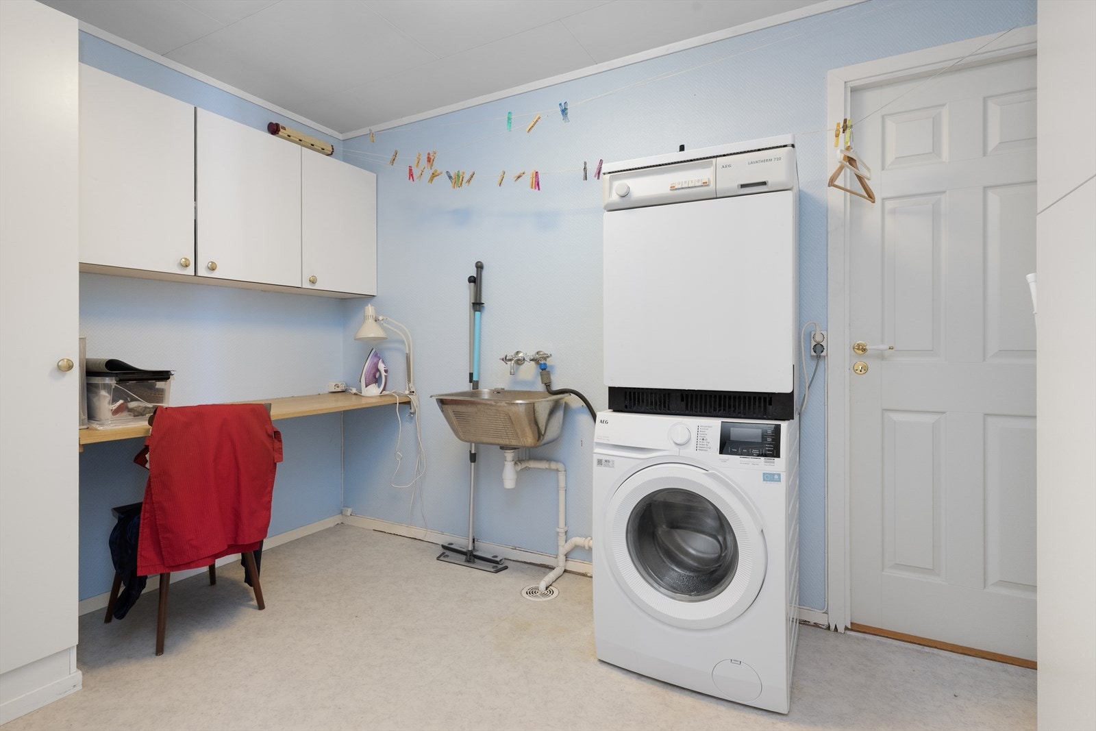 Her er det også et praktisk vaskerom med belegg på gulv og malt strie på vegger. Her er det innredning med benkeplate, samt utslagsvask og opplegg for vaskemaskin. Ventilasjon via ventil i tak. Det er egen inngangsdør til vaskerommet. Galleribilde