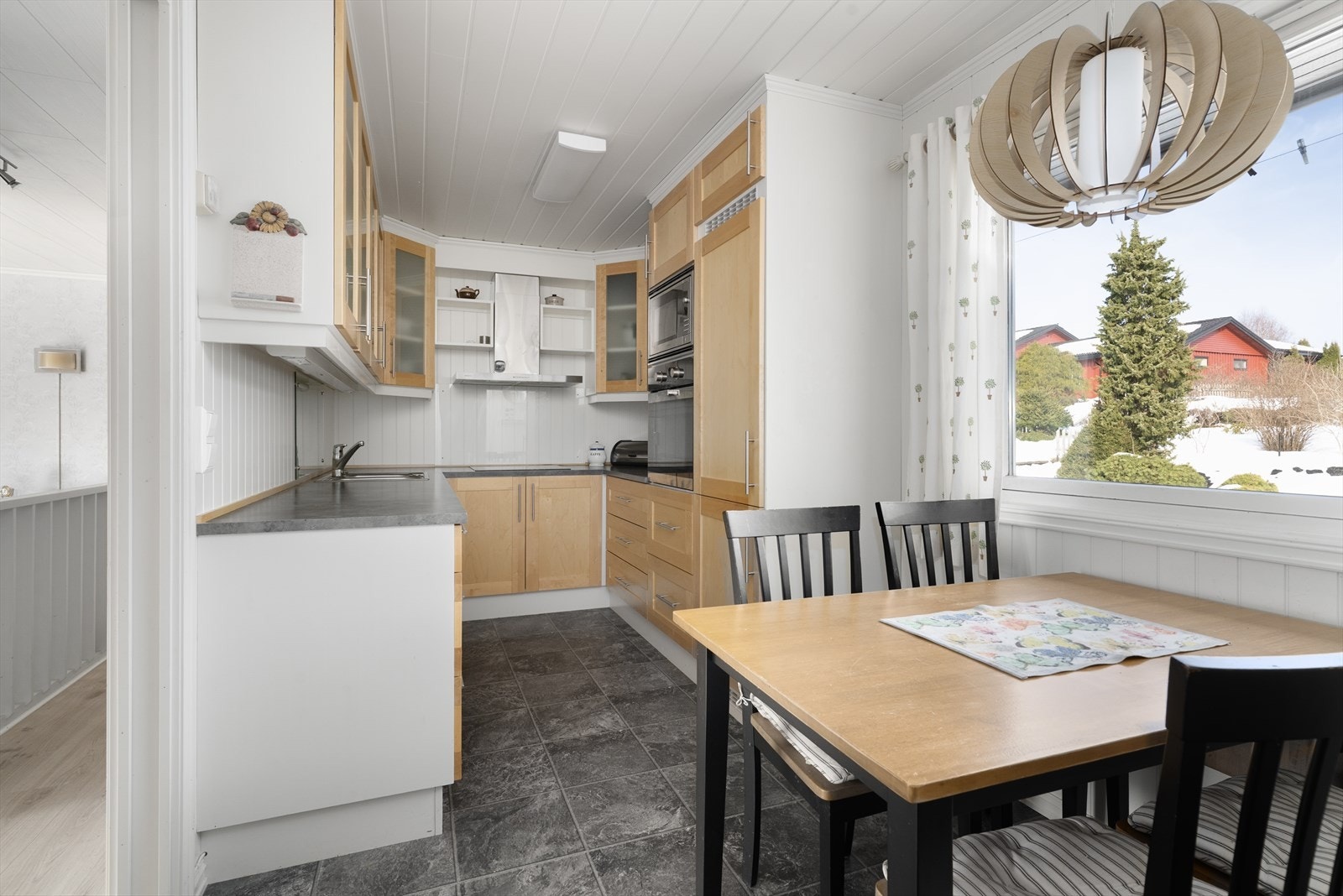 Kjøkkenet har en pen innredning fra 2016 og en hyggelig spiseplass ved vinduet. Galleribilde