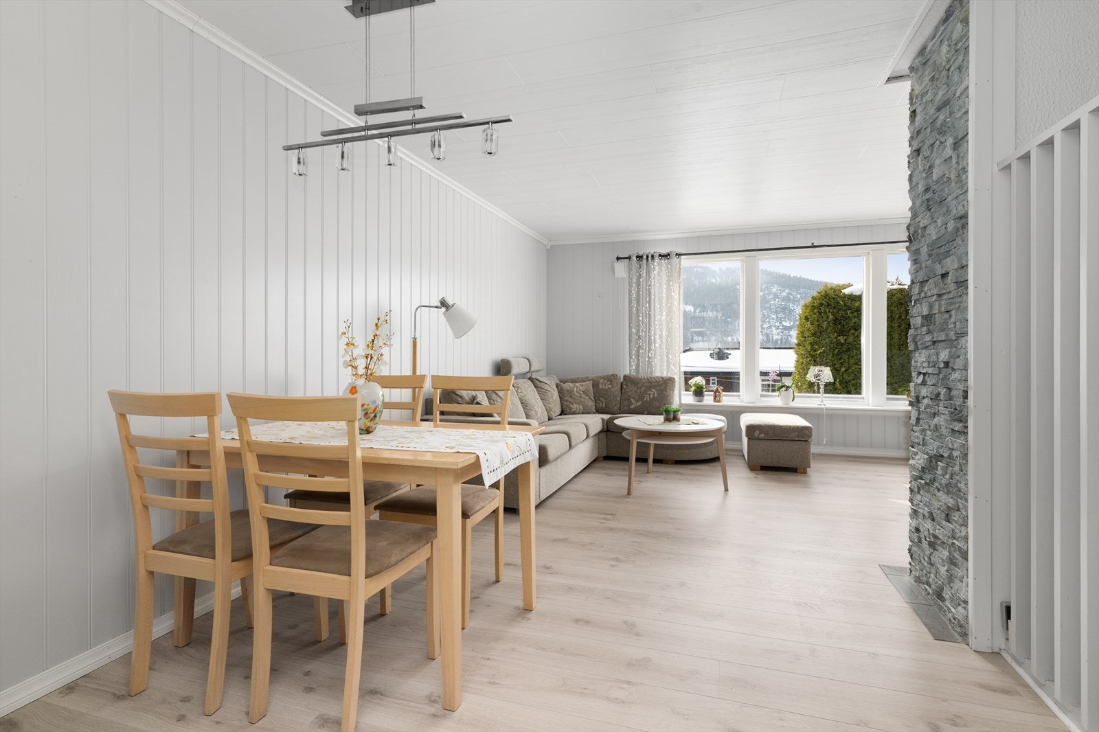Stuen er romslig, og har god plass til sofagruppe og spisestuebord. Galleribilde