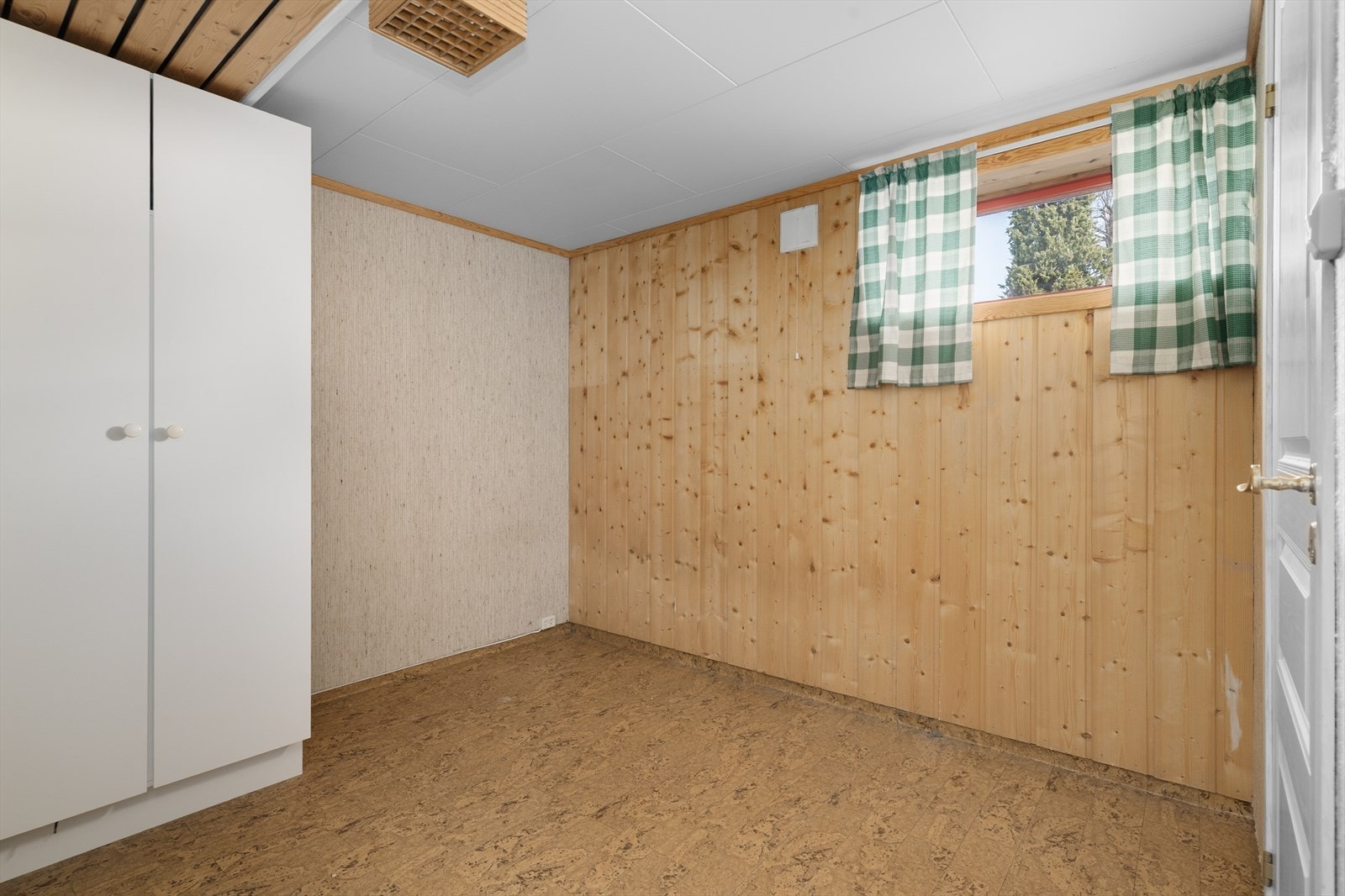 Hele etasjen har flere bodrom og godt med oppbevaringsplass. Galleribilde