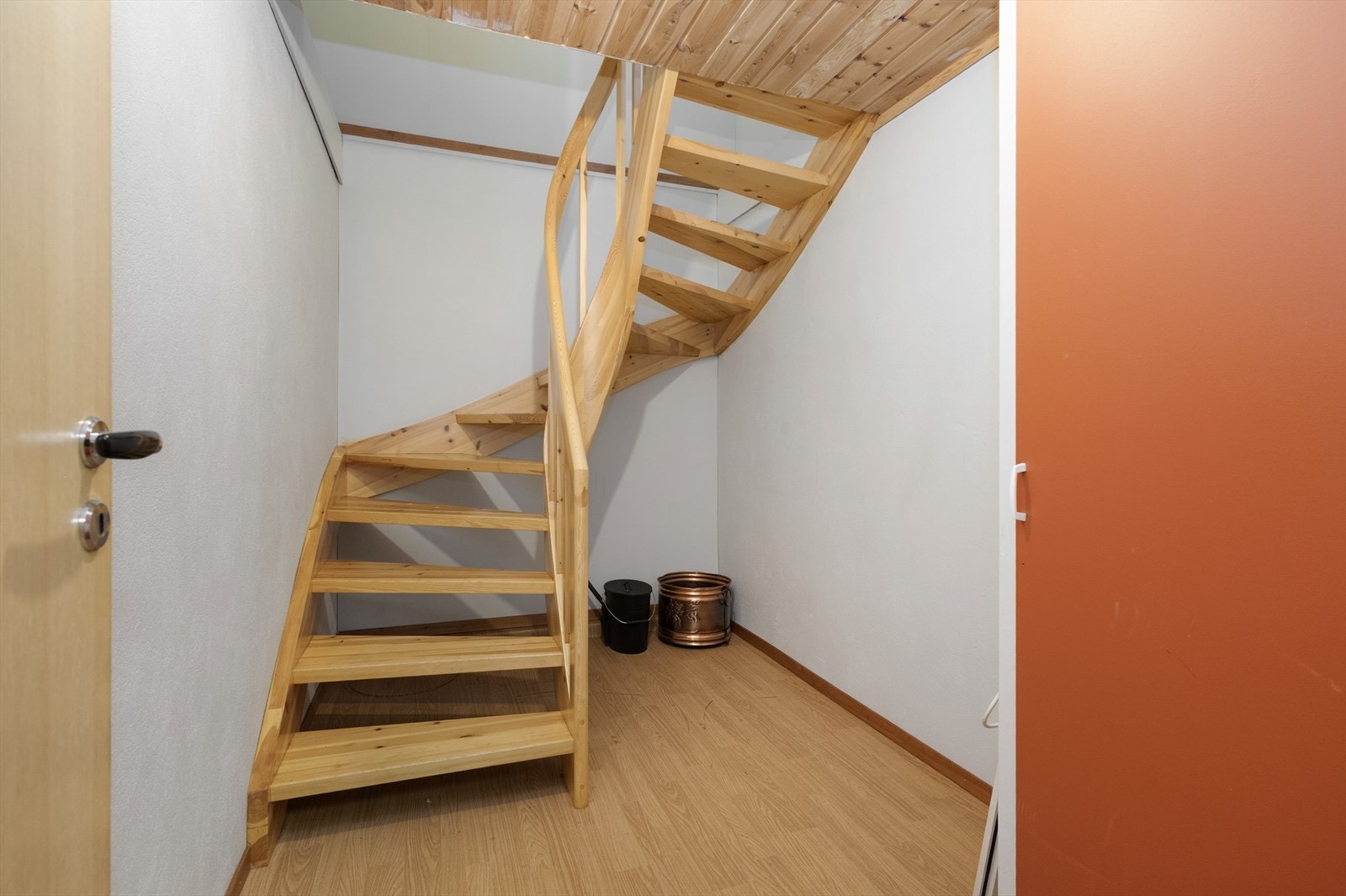 Utenfor vaskerommet går trappen opp til entré i tilbygget generasjonsbolig. Galleribilde