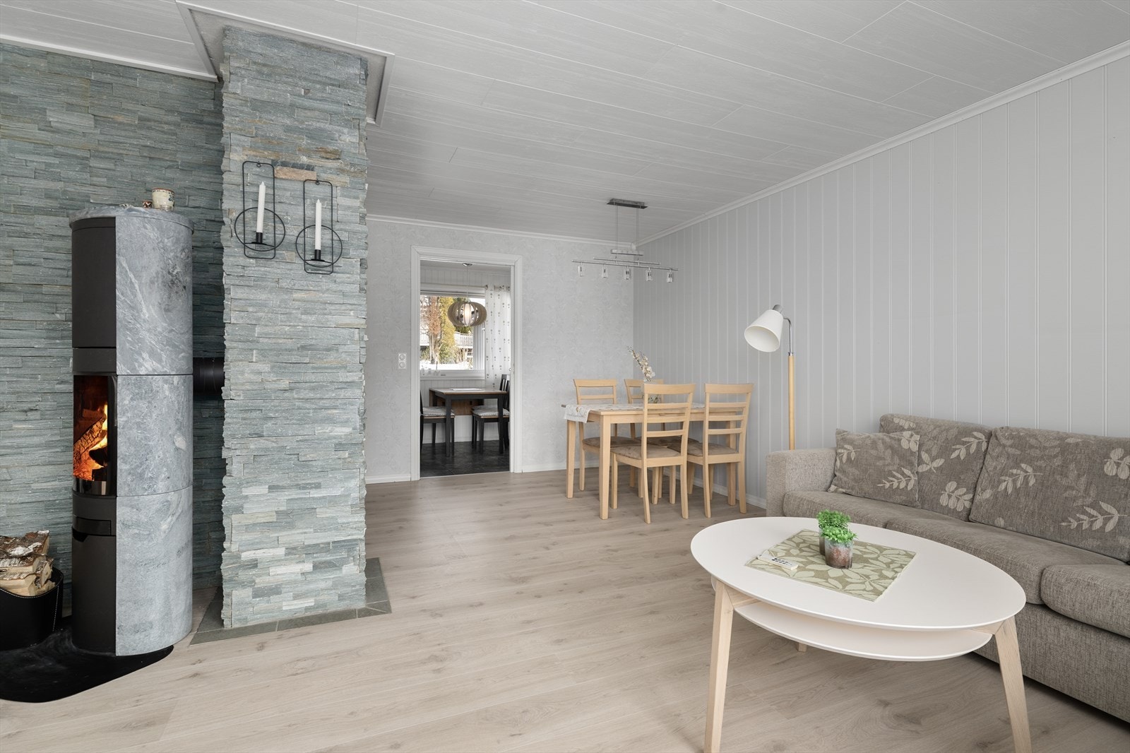 Spisestueplassen ligger fint til ved kjøkkenet. Galleribilde